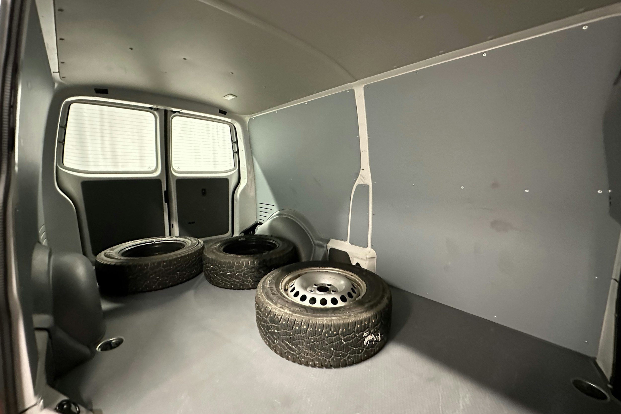 valkoinen Volkswagen Transporter 2023 kuva 11.