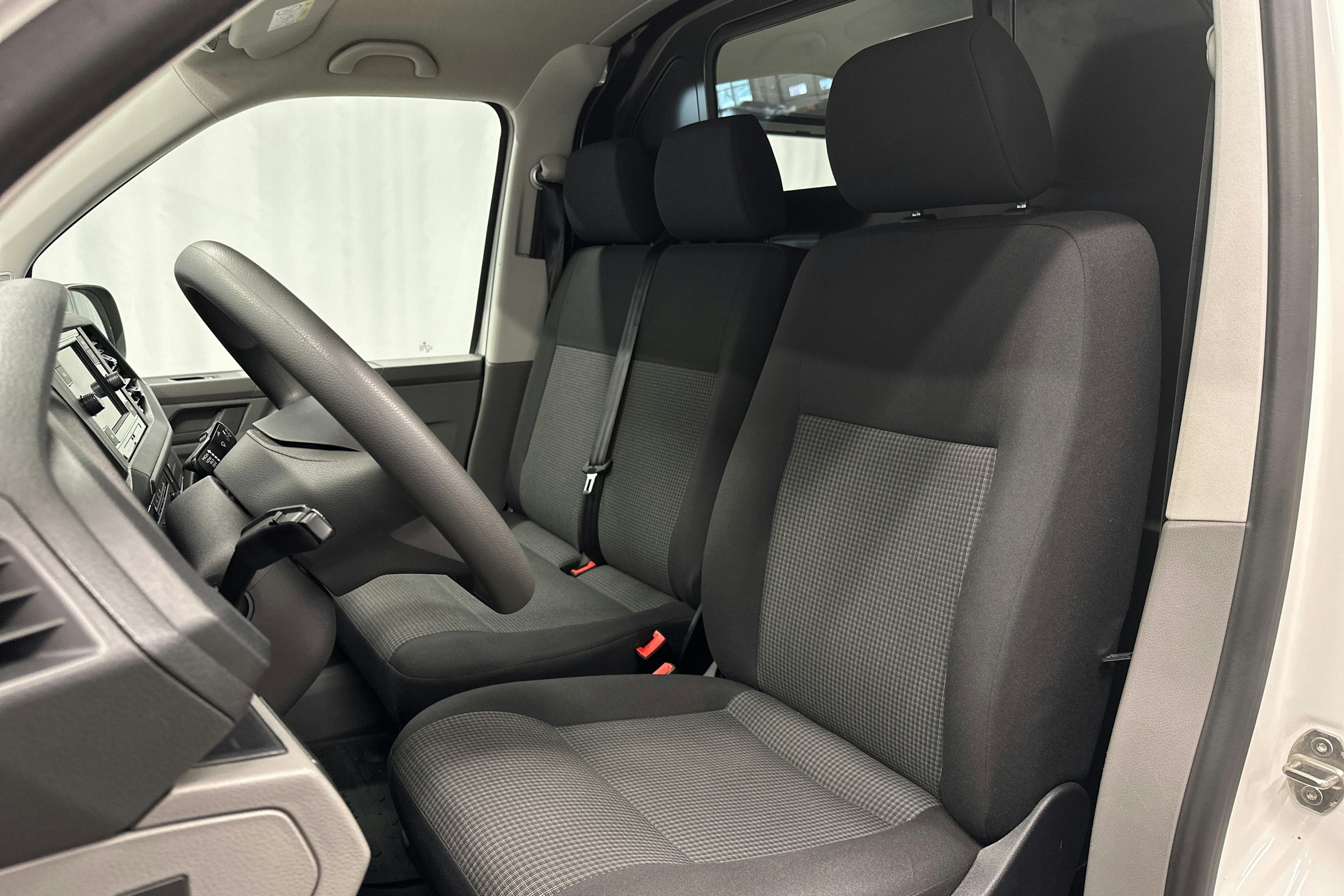 valkoinen Volkswagen Transporter 2023 kuva 12.