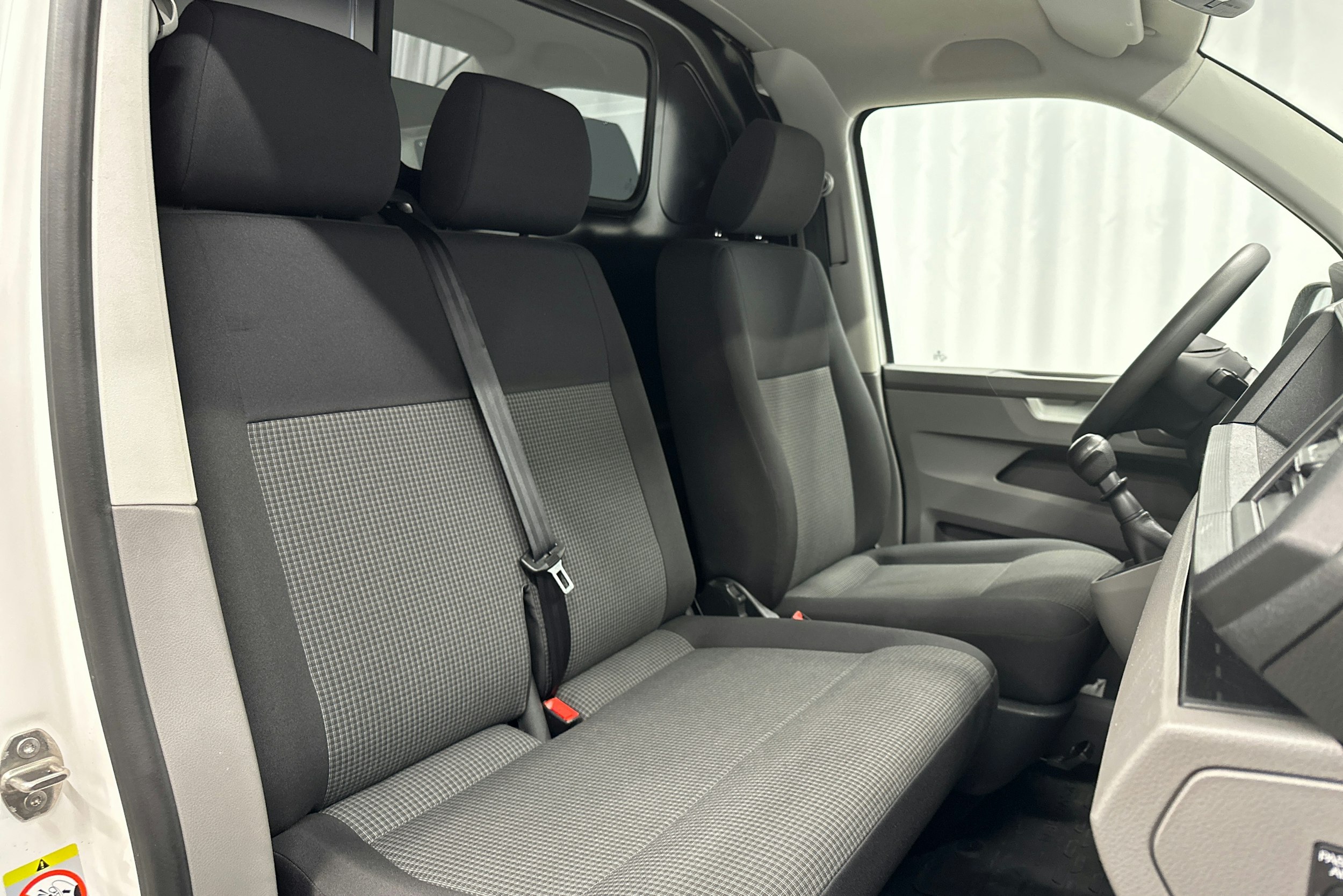 valkoinen Volkswagen Transporter 2023 kuva 13.