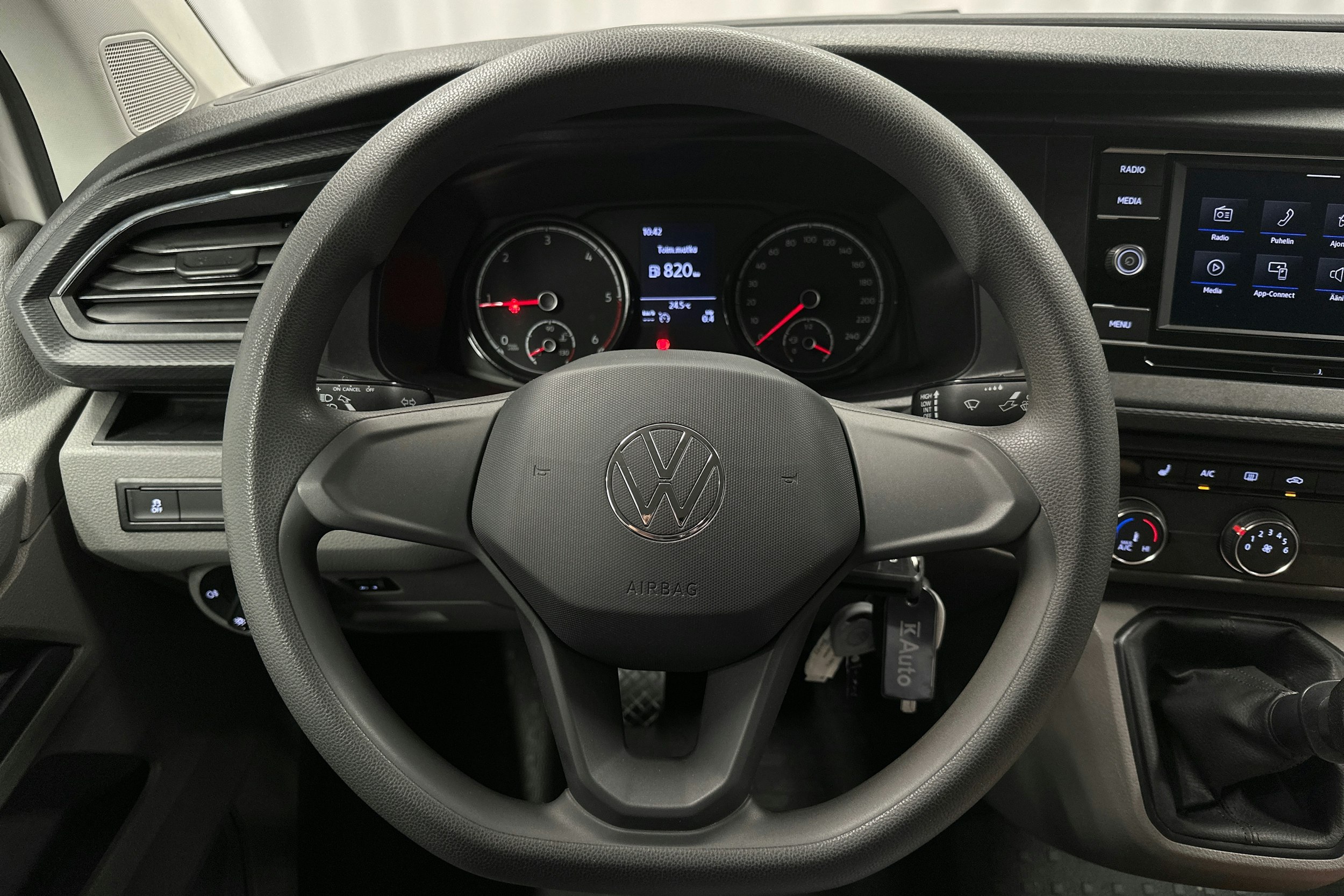 valkoinen Volkswagen Transporter 2023 kuva 14.
