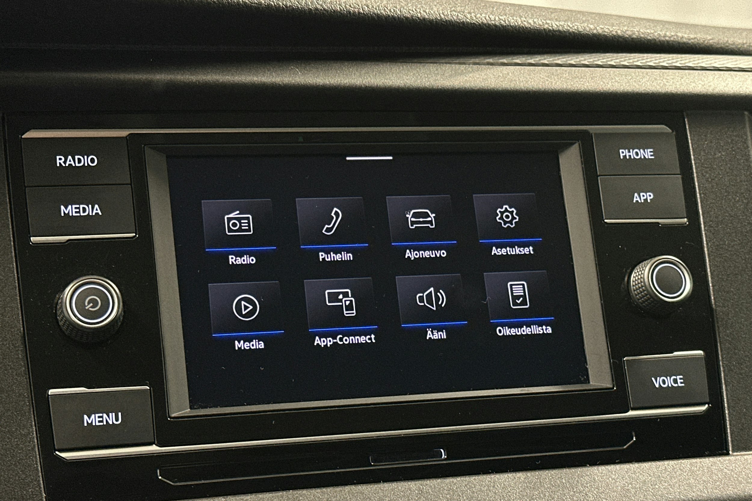 valkoinen Volkswagen Transporter 2023 kuva 17.