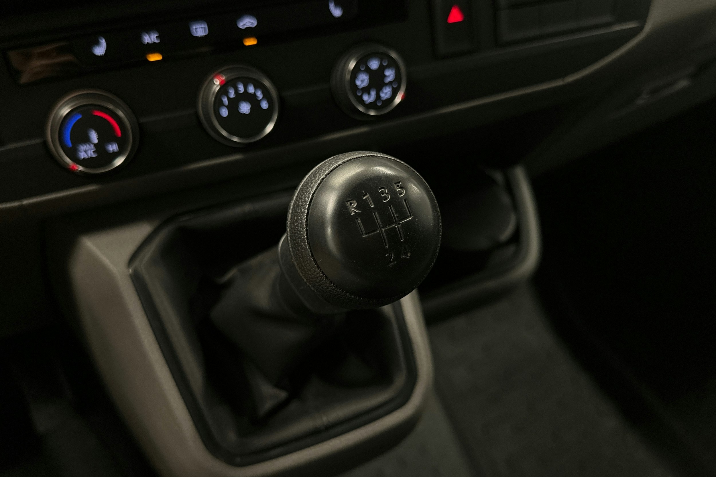 valkoinen Volkswagen Transporter 2023 kuva 20.