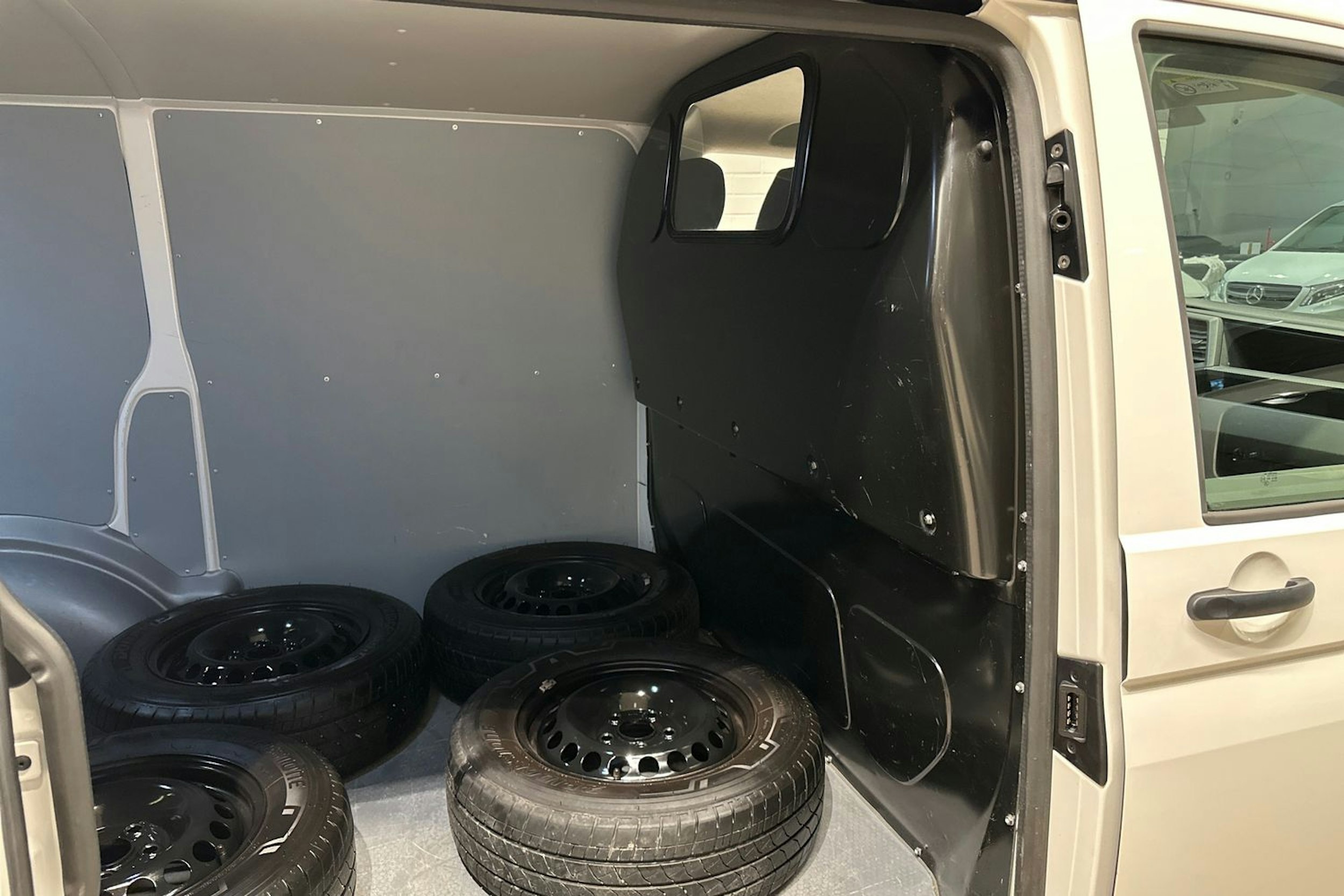 Valkoinen Volkswagen TRANSPORTER 2023 kuva 25.