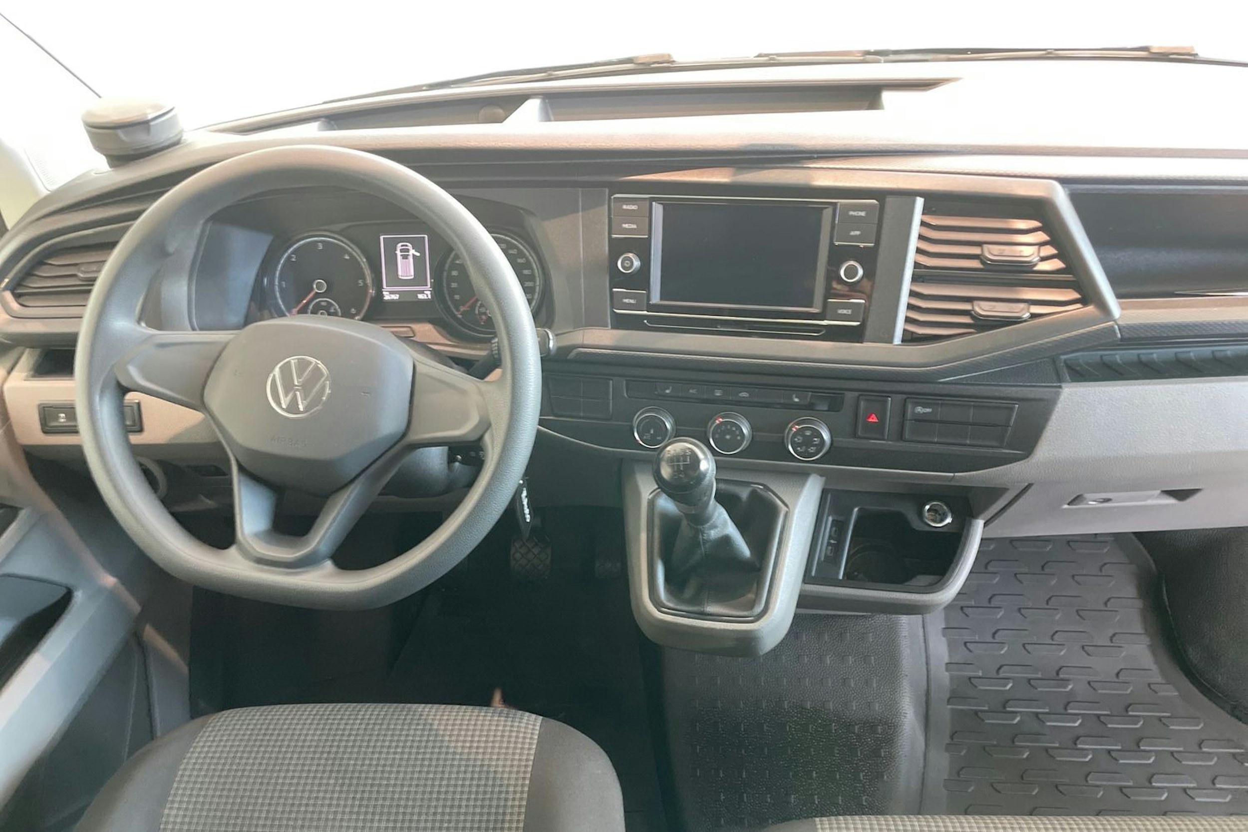 valkoinen Volkswagen Transporter 2023 kuva 9.