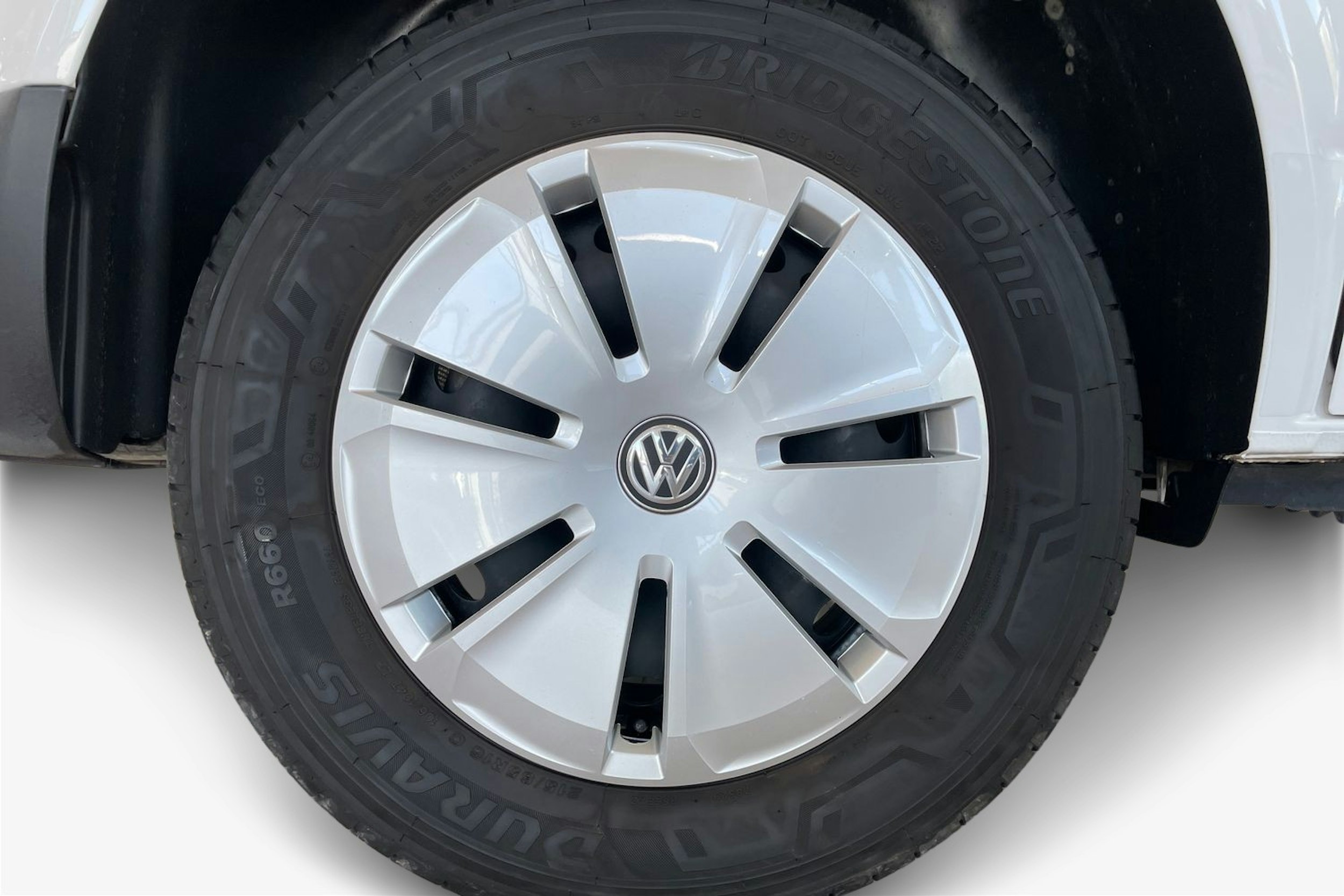valkoinen Volkswagen Transporter 2023 kuva 11.