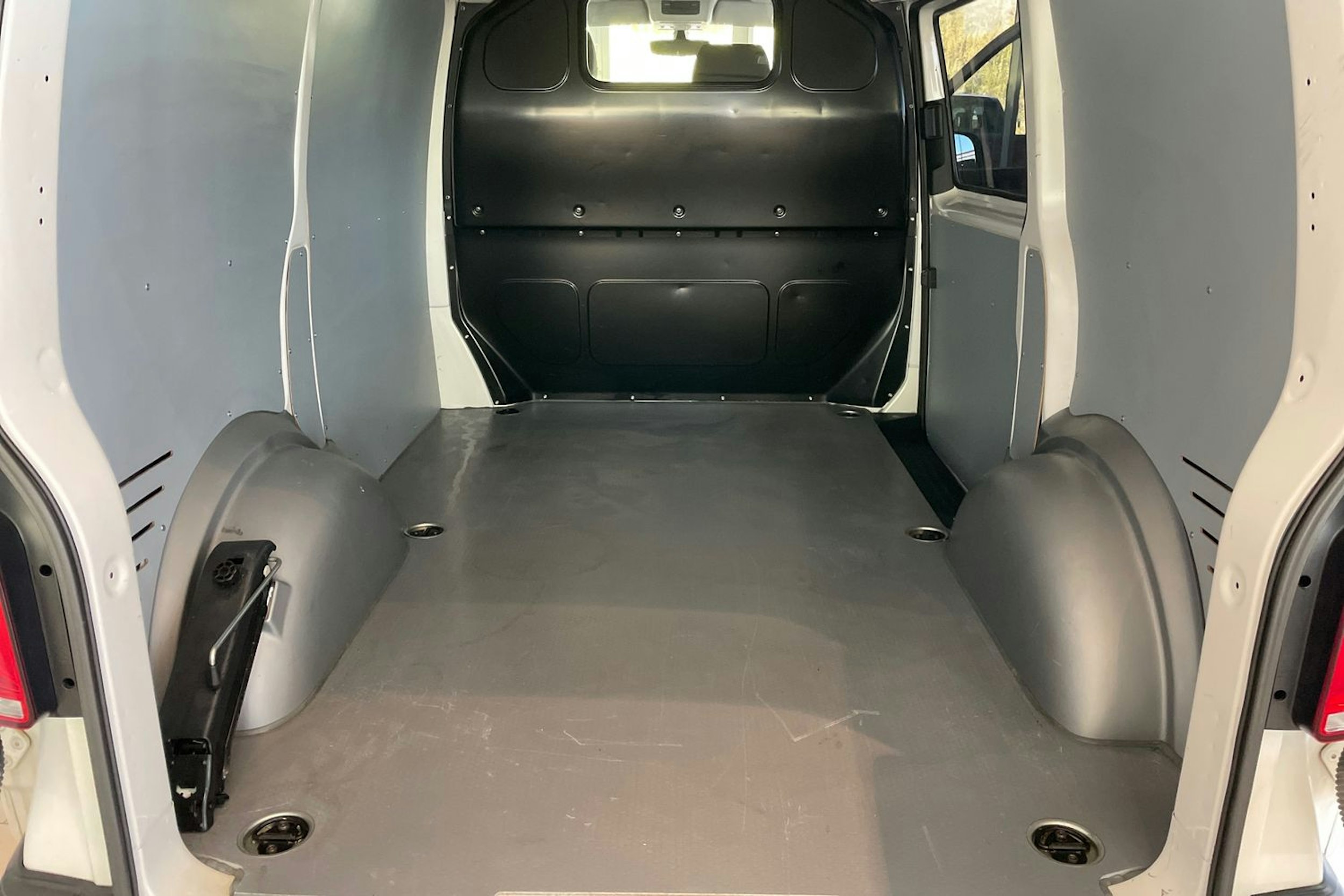valkoinen Volkswagen Transporter 2023 kuva 12.