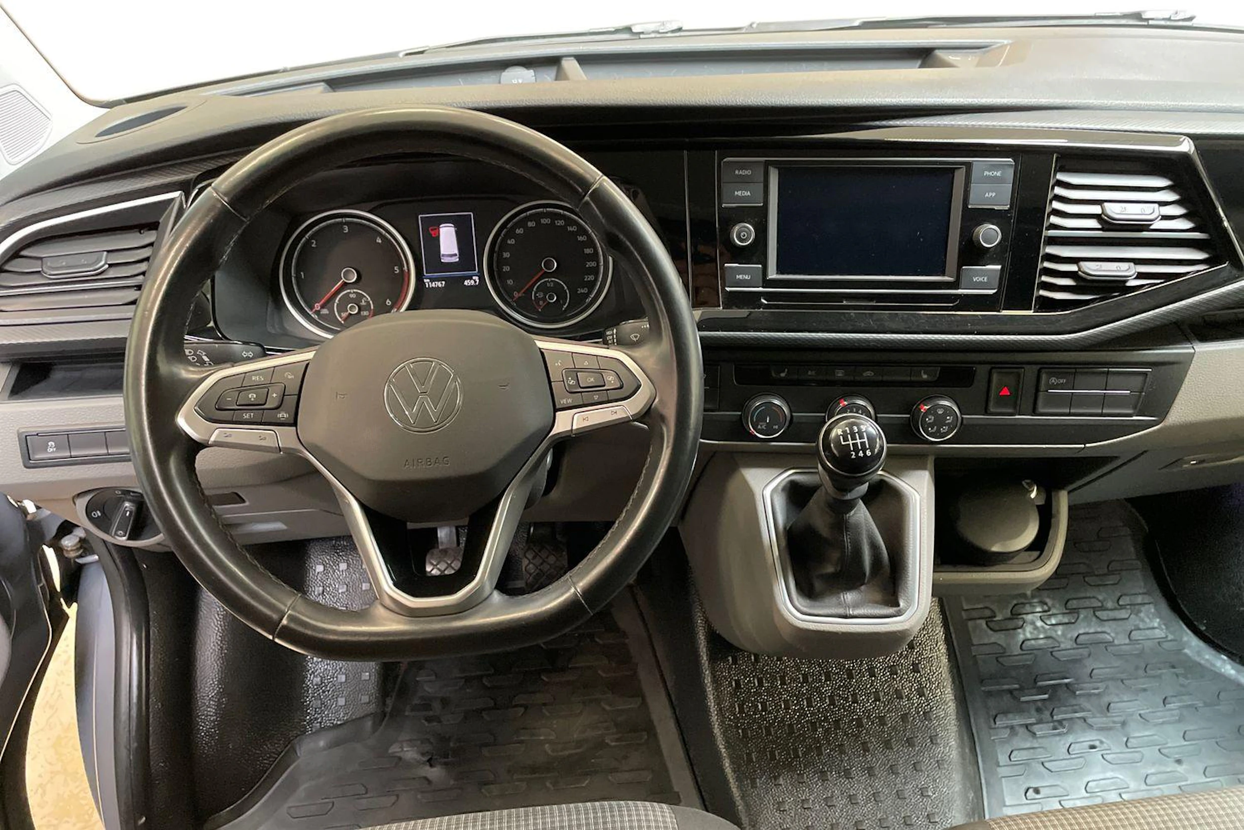 harmaa Volkswagen Transporter 2023 kuva 9.
