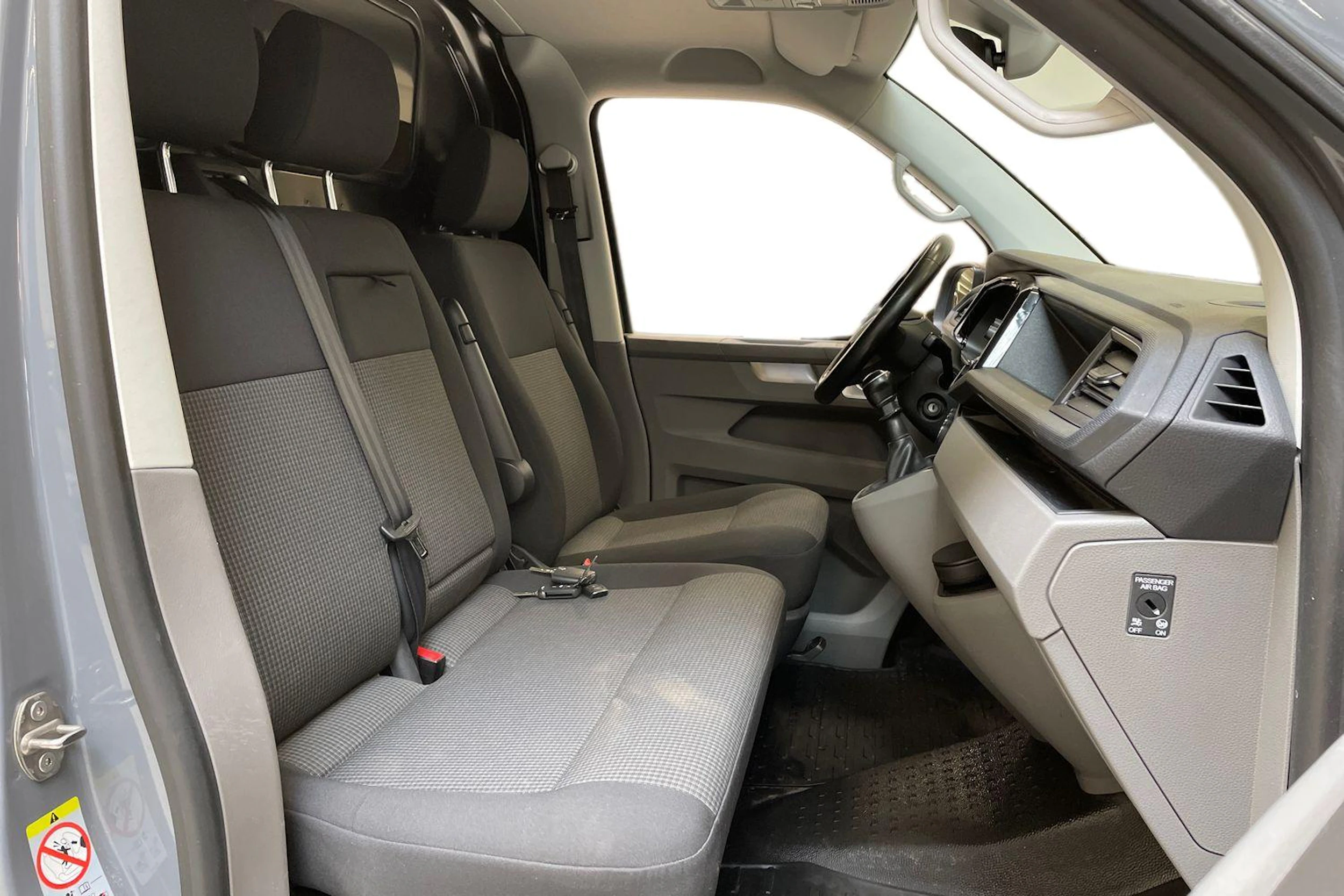 harmaa Volkswagen Transporter 2023 kuva 11.