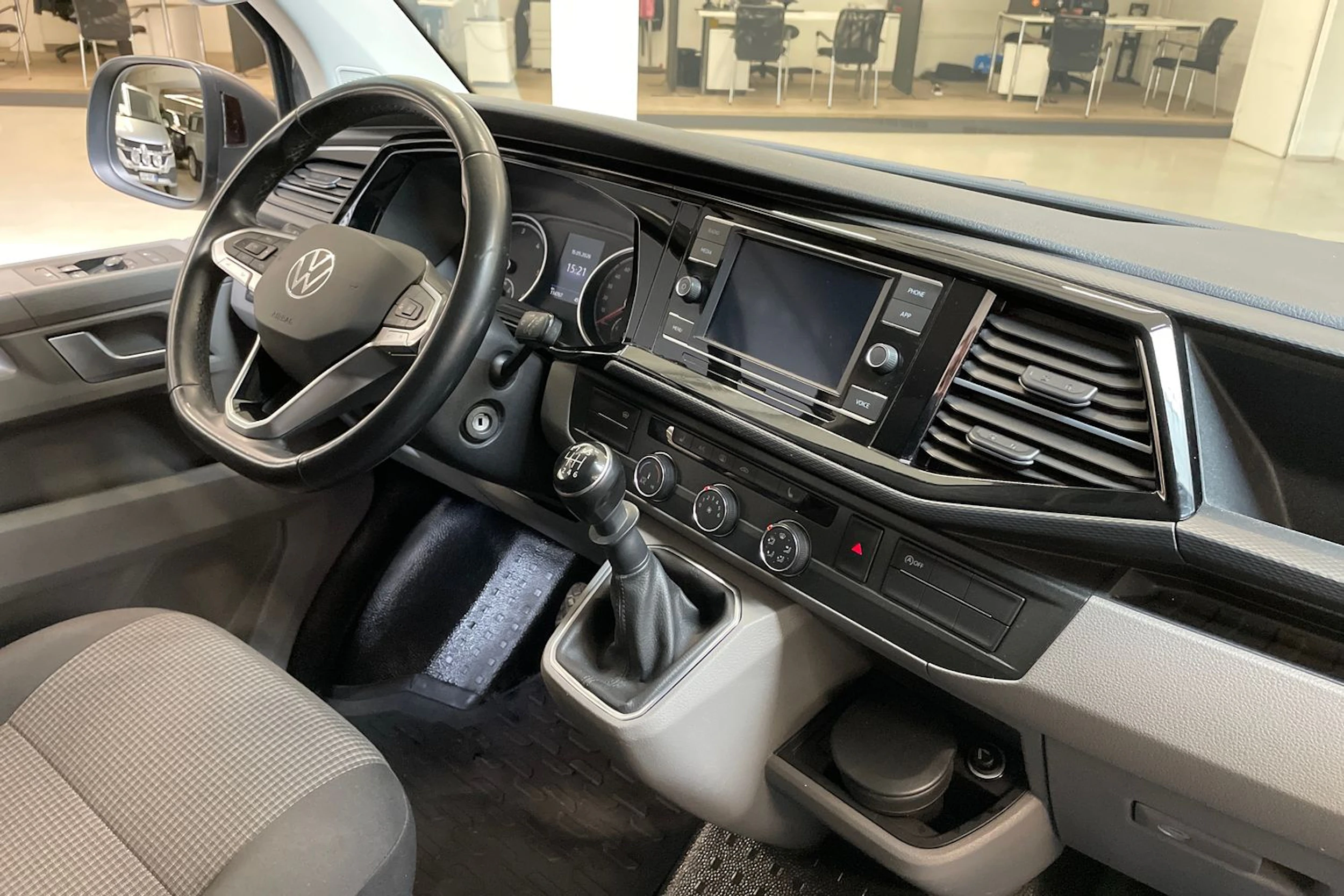 harmaa Volkswagen Transporter 2023 kuva 13.