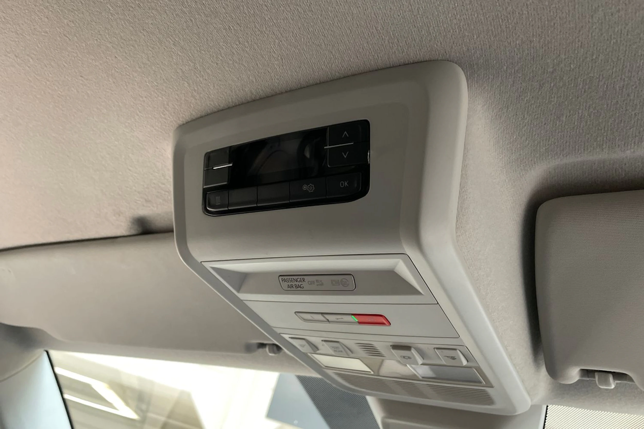harmaa Volkswagen Transporter 2023 kuva 15.