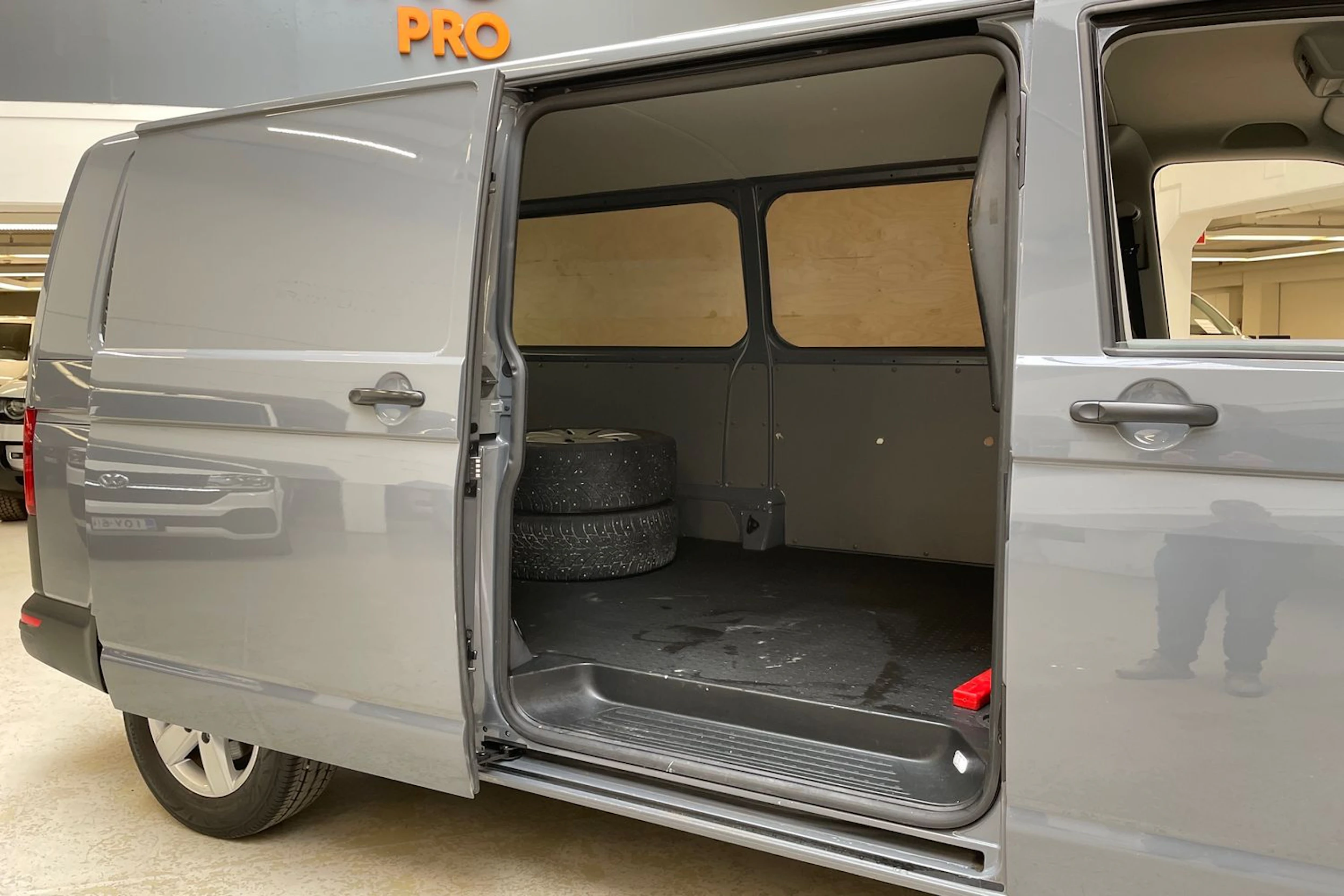harmaa Volkswagen Transporter 2023 kuva 16.