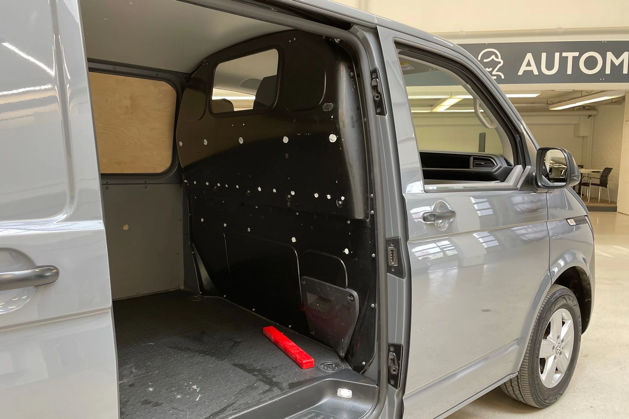 harmaa Volkswagen Transporter 2023 kuva 17.