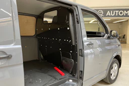 harmaa Volkswagen Transporter 2023 kuva 17.