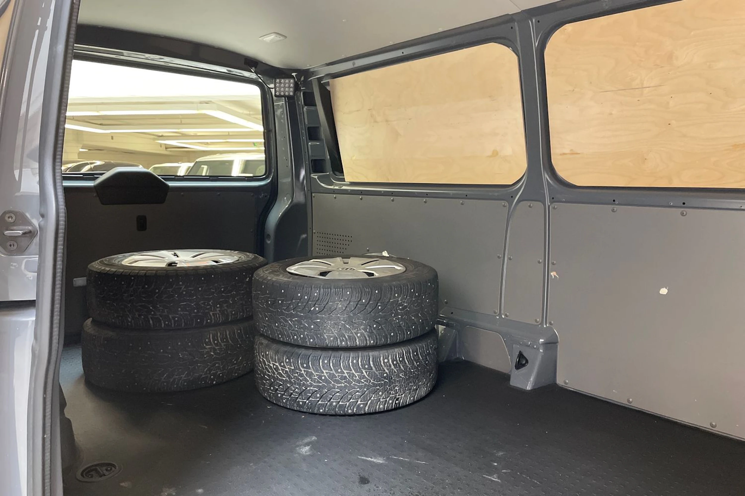 harmaa Volkswagen Transporter 2023 kuva 19.
