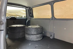 harmaa Volkswagen Transporter 2023 kuva 19.