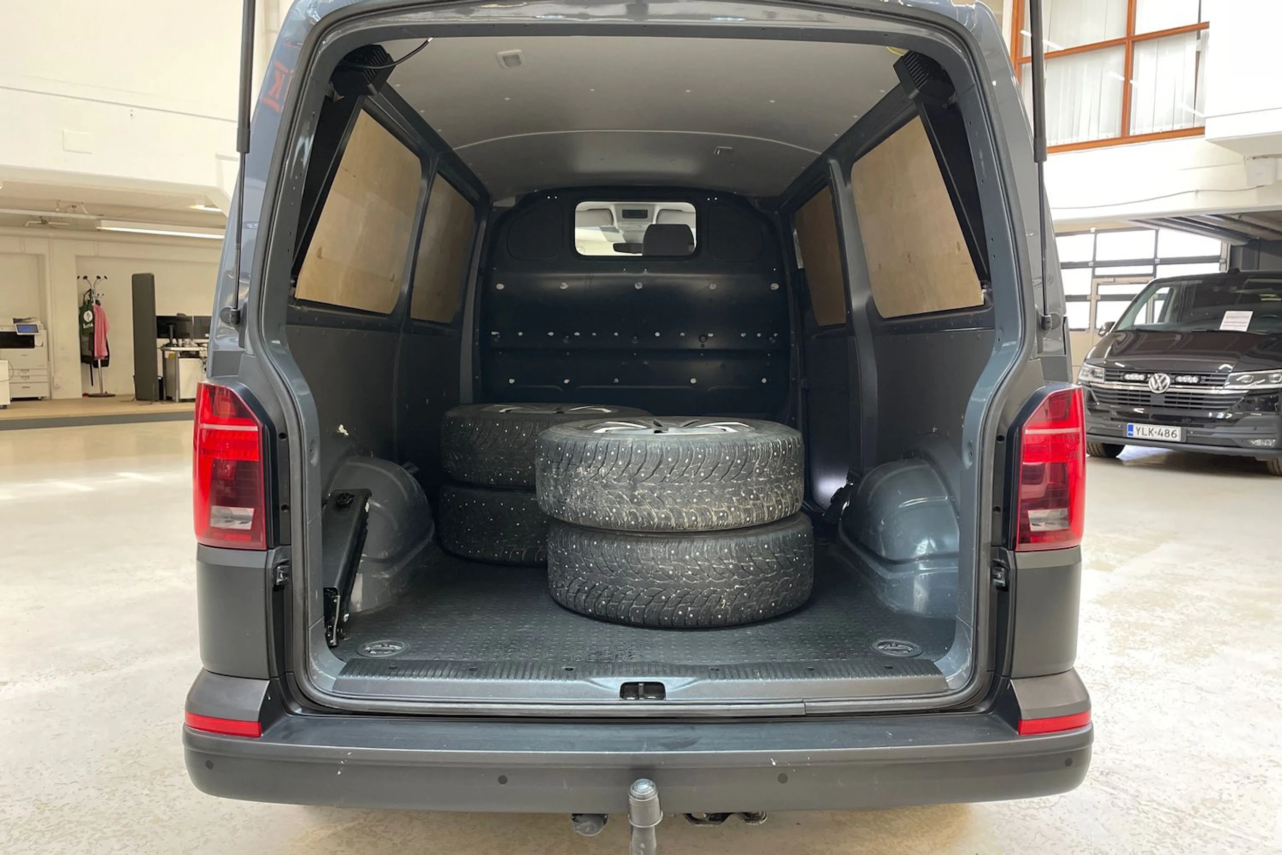 harmaa Volkswagen Transporter 2023 kuva 20.