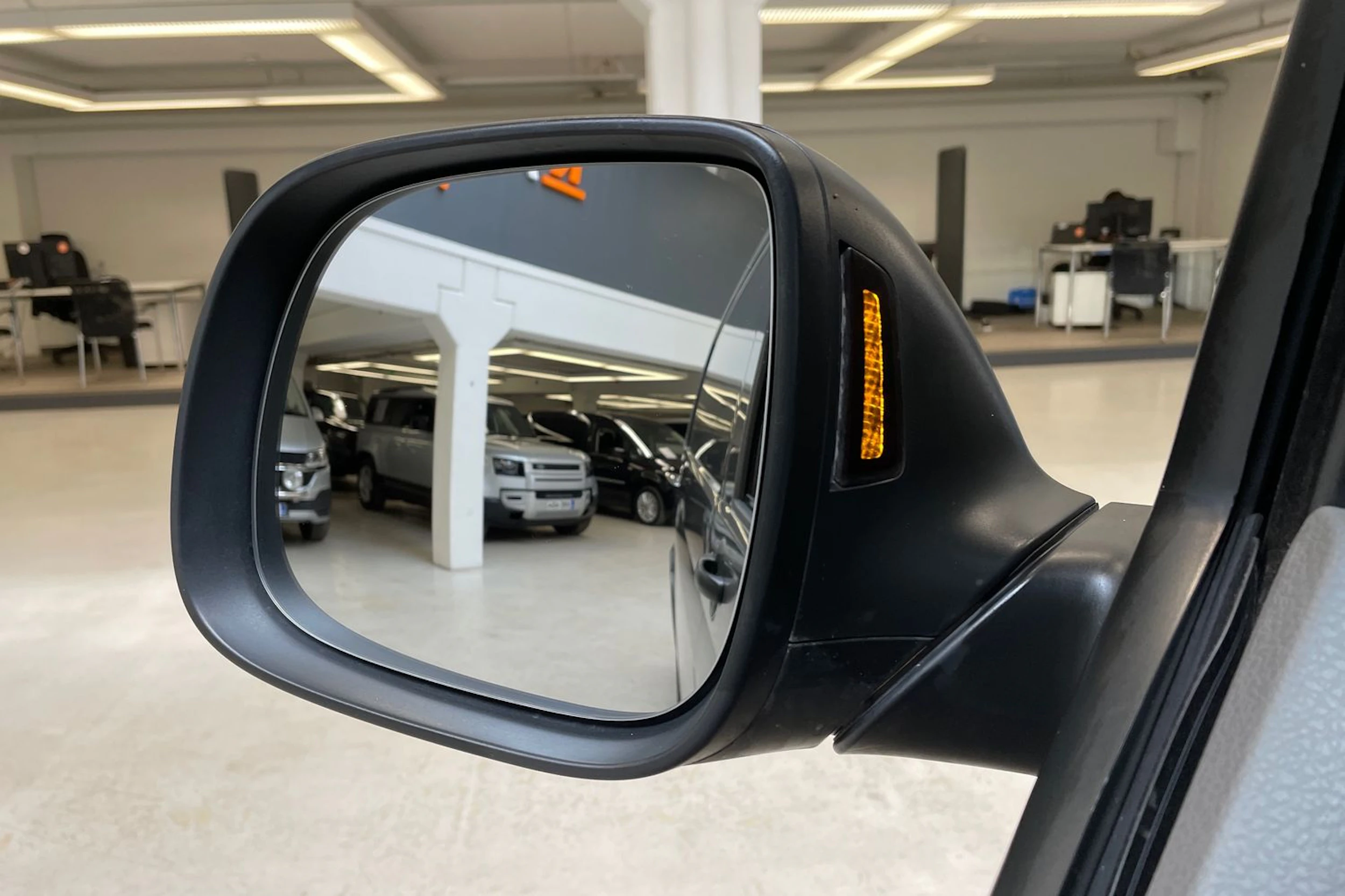 harmaa Volkswagen Transporter 2023 kuva 22.