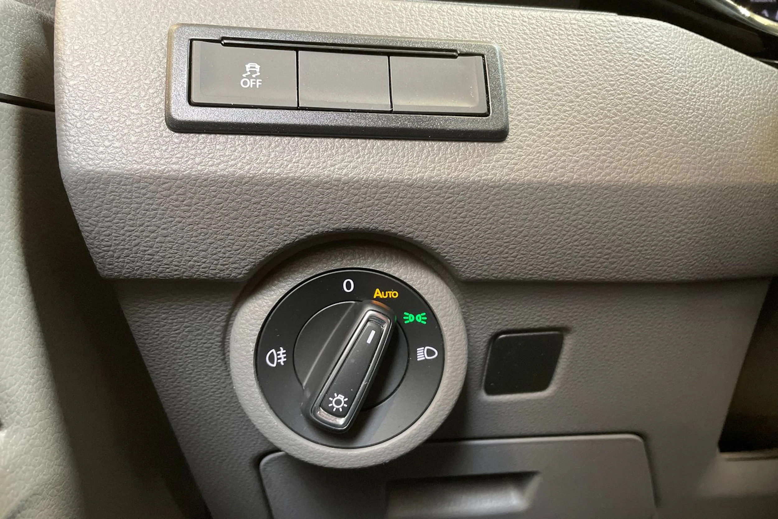 harmaa Volkswagen Transporter 2023 kuva 23.