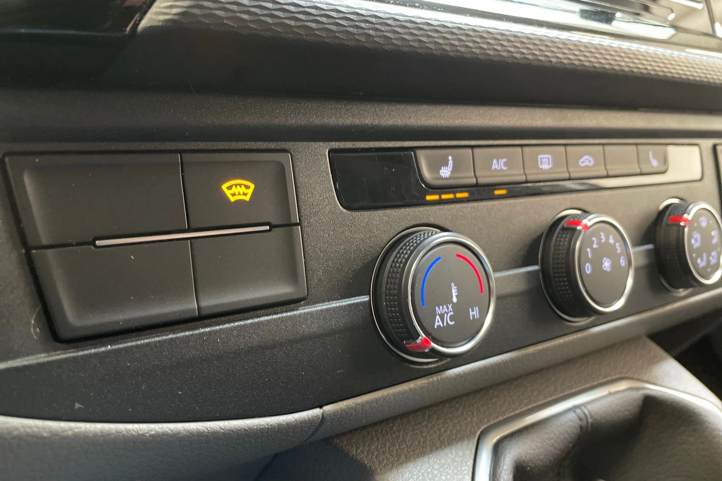 harmaa Volkswagen Transporter 2023 kuva 27.