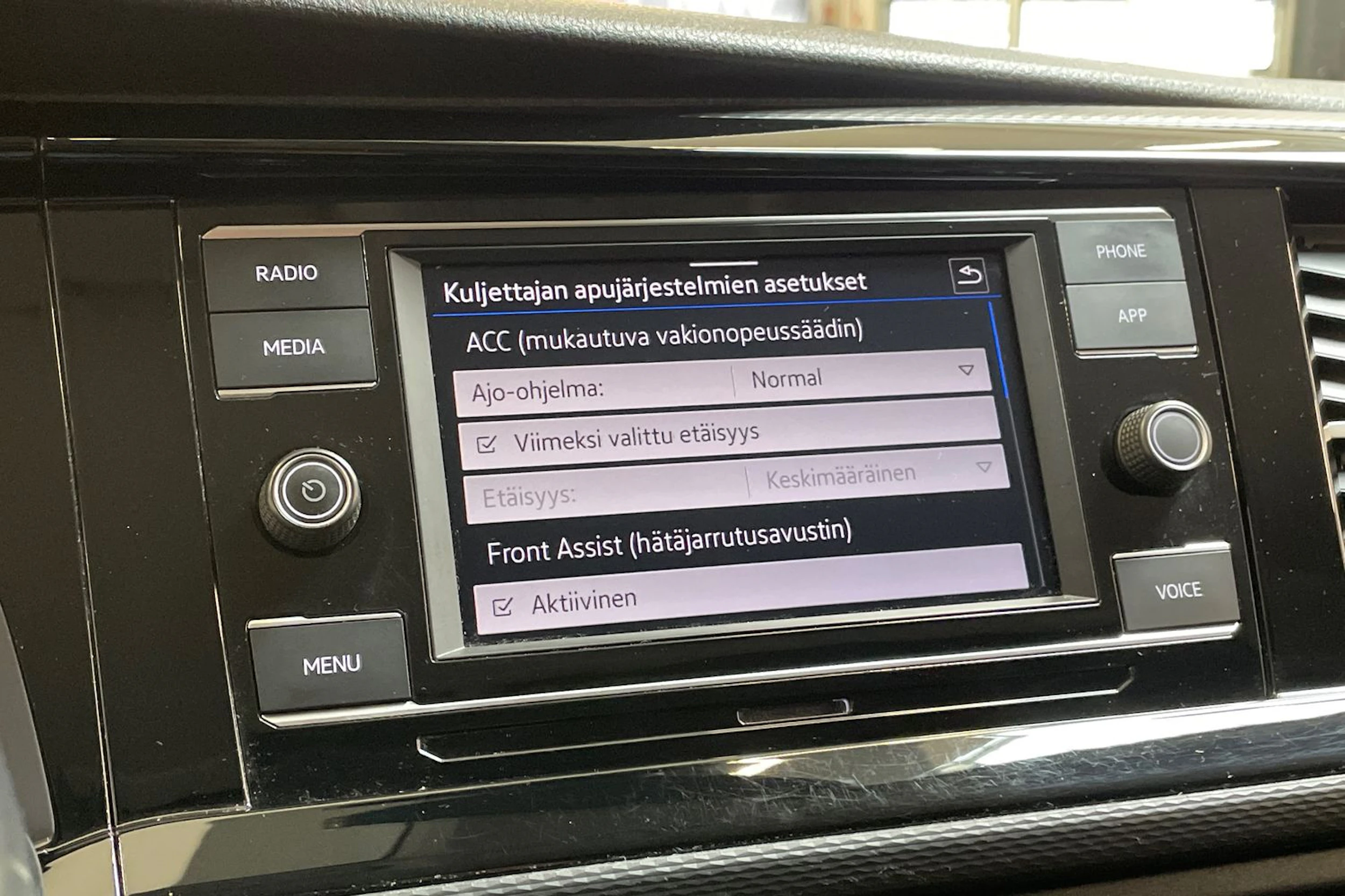 harmaa Volkswagen Transporter 2023 kuva 28.