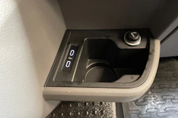 harmaa Volkswagen Transporter 2023 kuva 31.