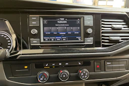 harmaa Volkswagen Transporter 2023 kuva 32.