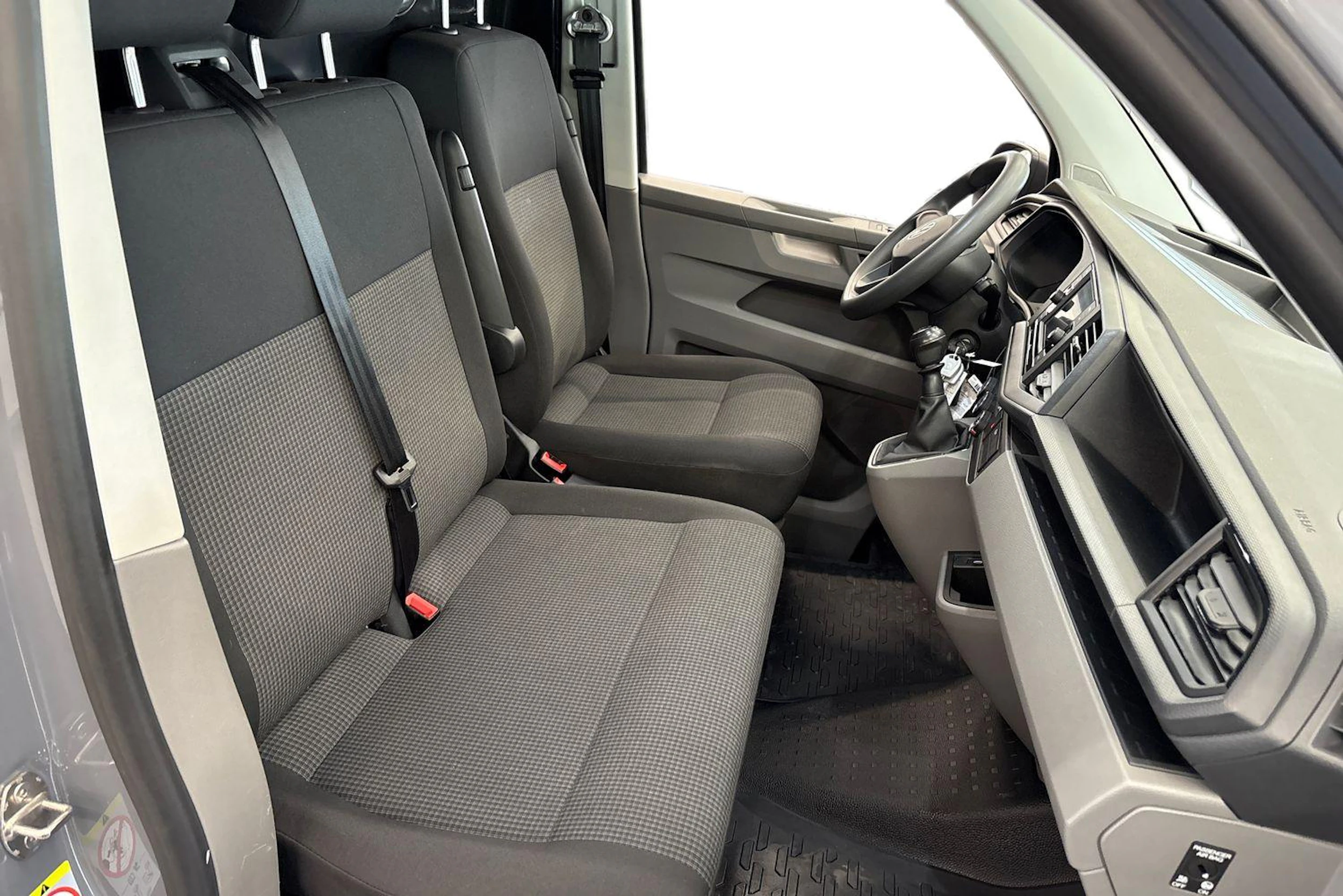 harmaa Volkswagen Transporter 2023 kuva 8.