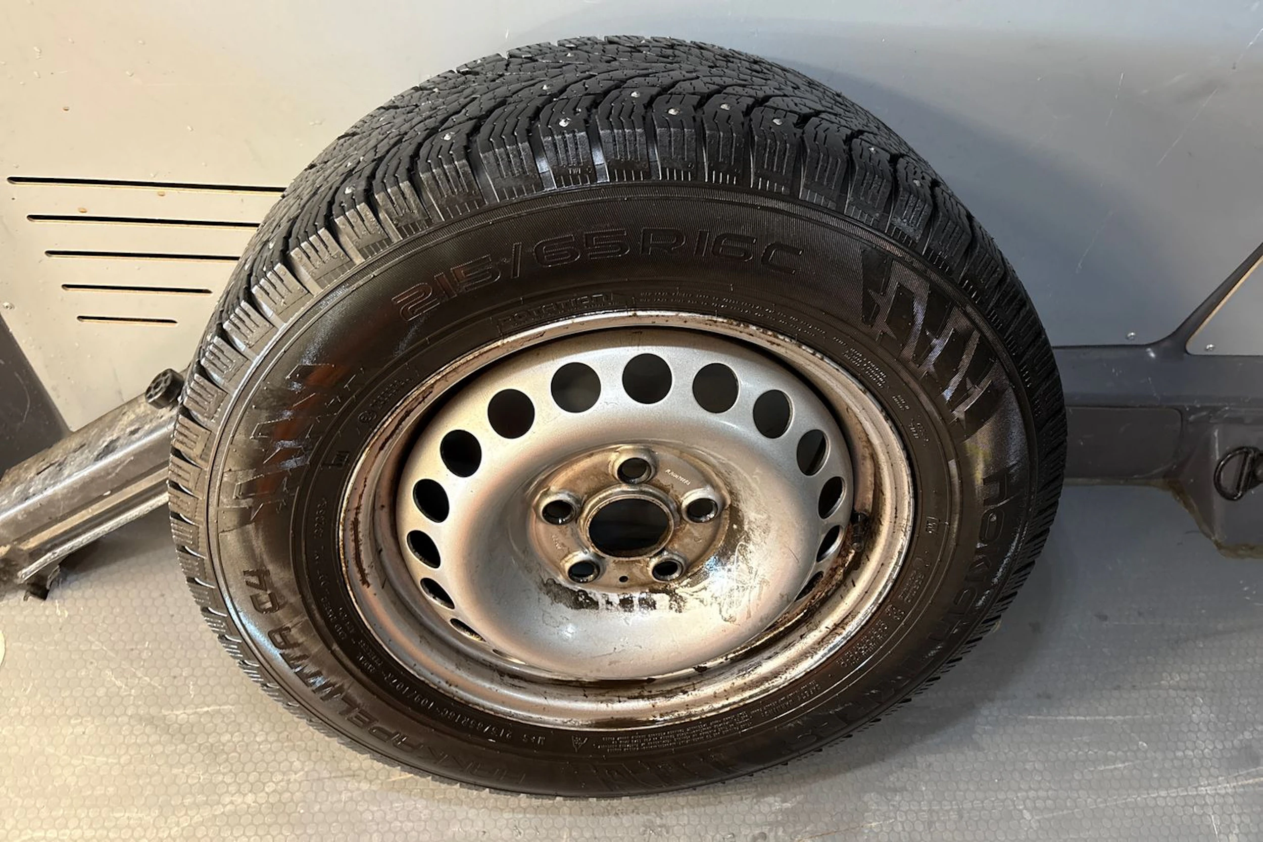 harmaa Volkswagen Transporter 2023 kuva 10.