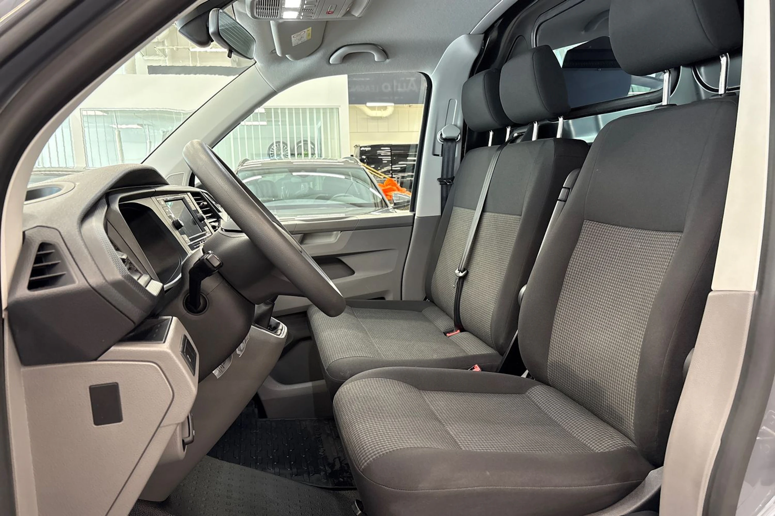harmaa Volkswagen Transporter 2023 kuva 11.