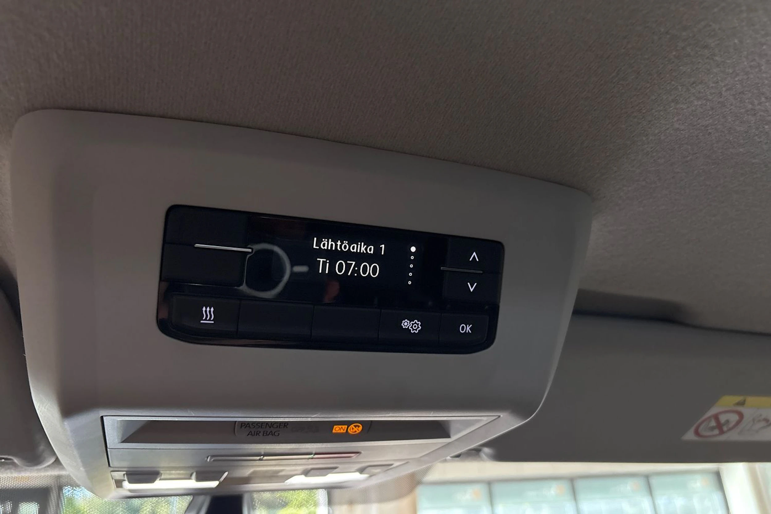 harmaa Volkswagen Transporter 2023 kuva 13.