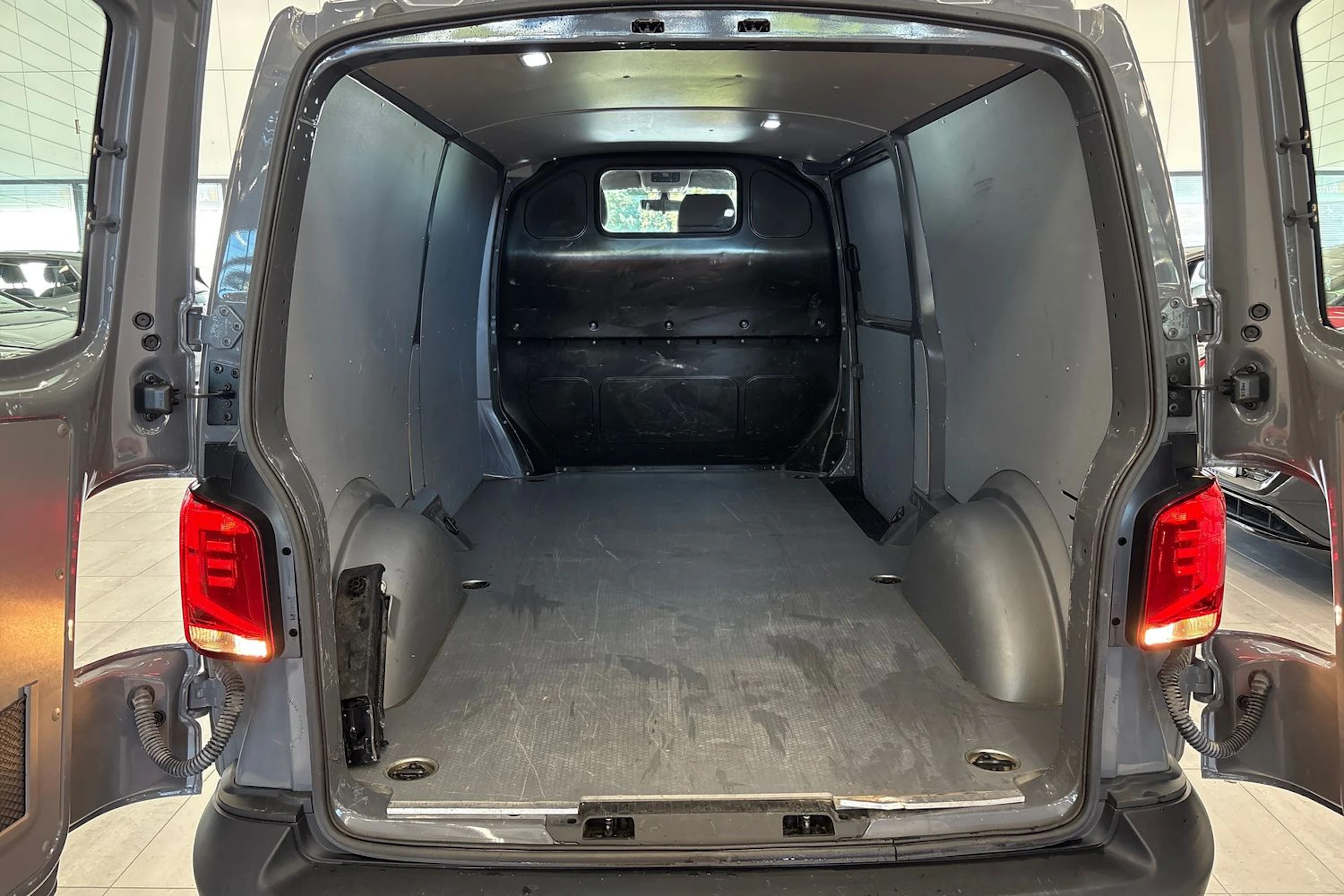 harmaa Volkswagen Transporter 2023 kuva 15.