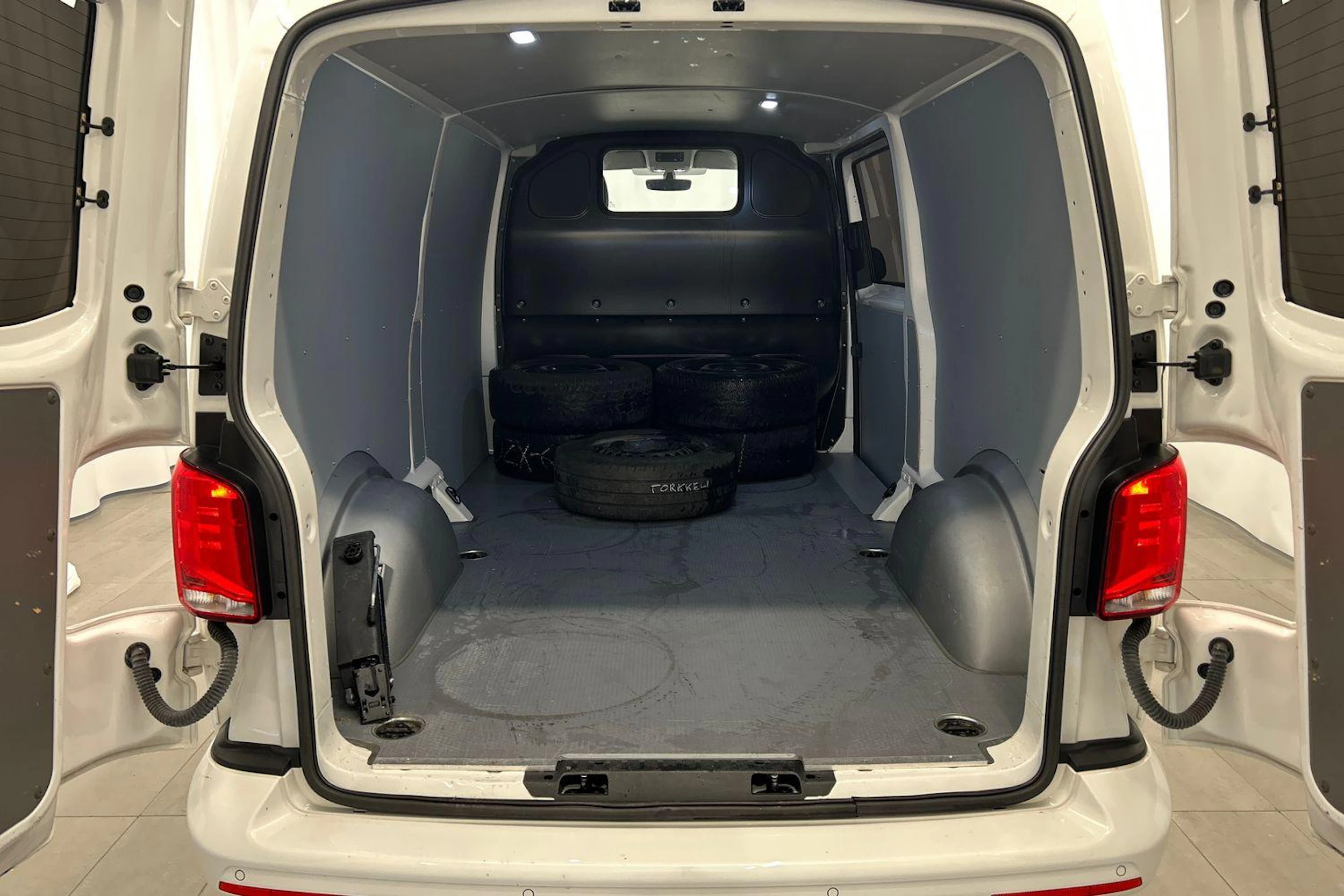 valkoinen Volkswagen Transporter 2023 kuva 8.