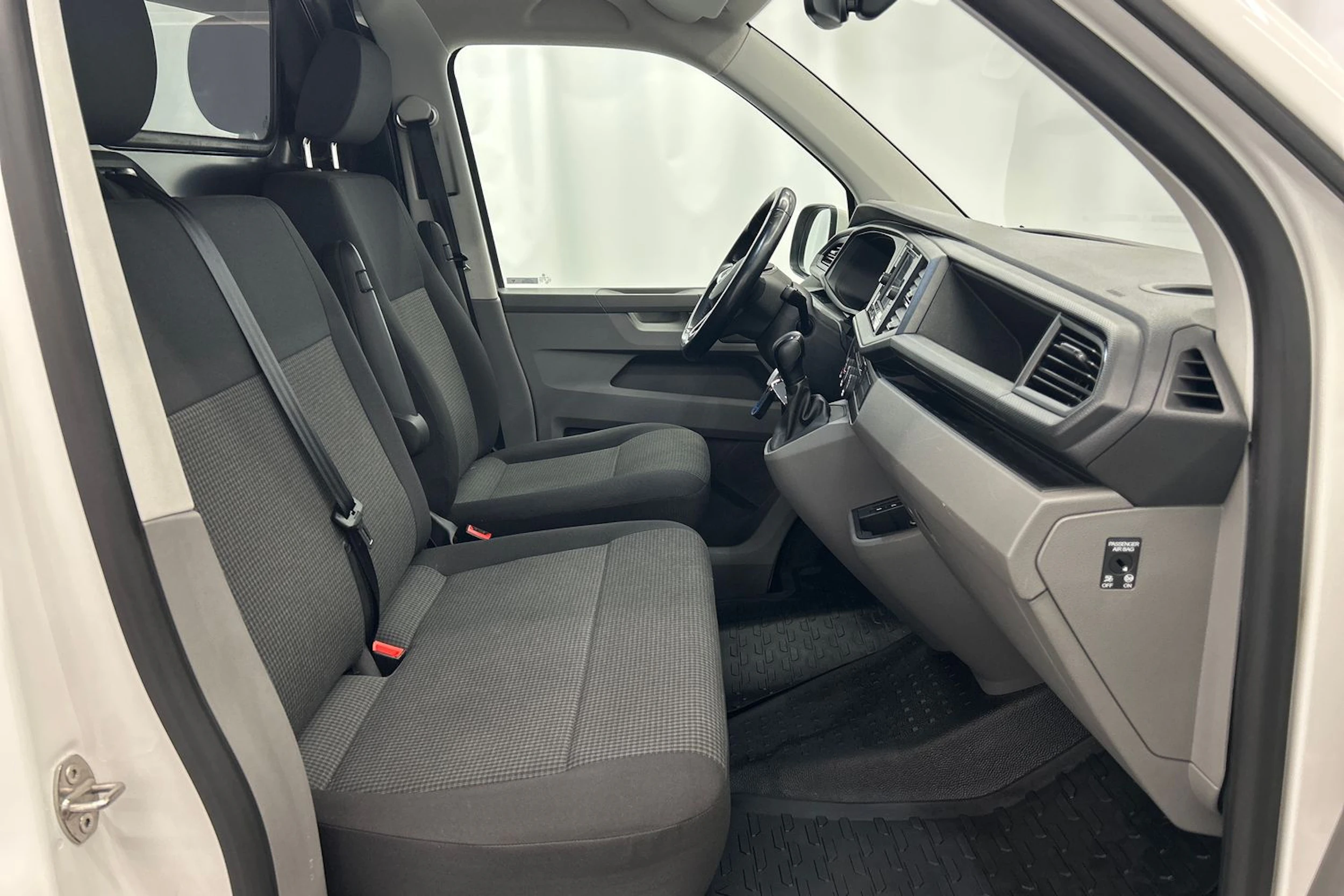 valkoinen Volkswagen Transporter 2023 kuva 18.