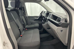 valkoinen Volkswagen Transporter 2023 kuva 18.