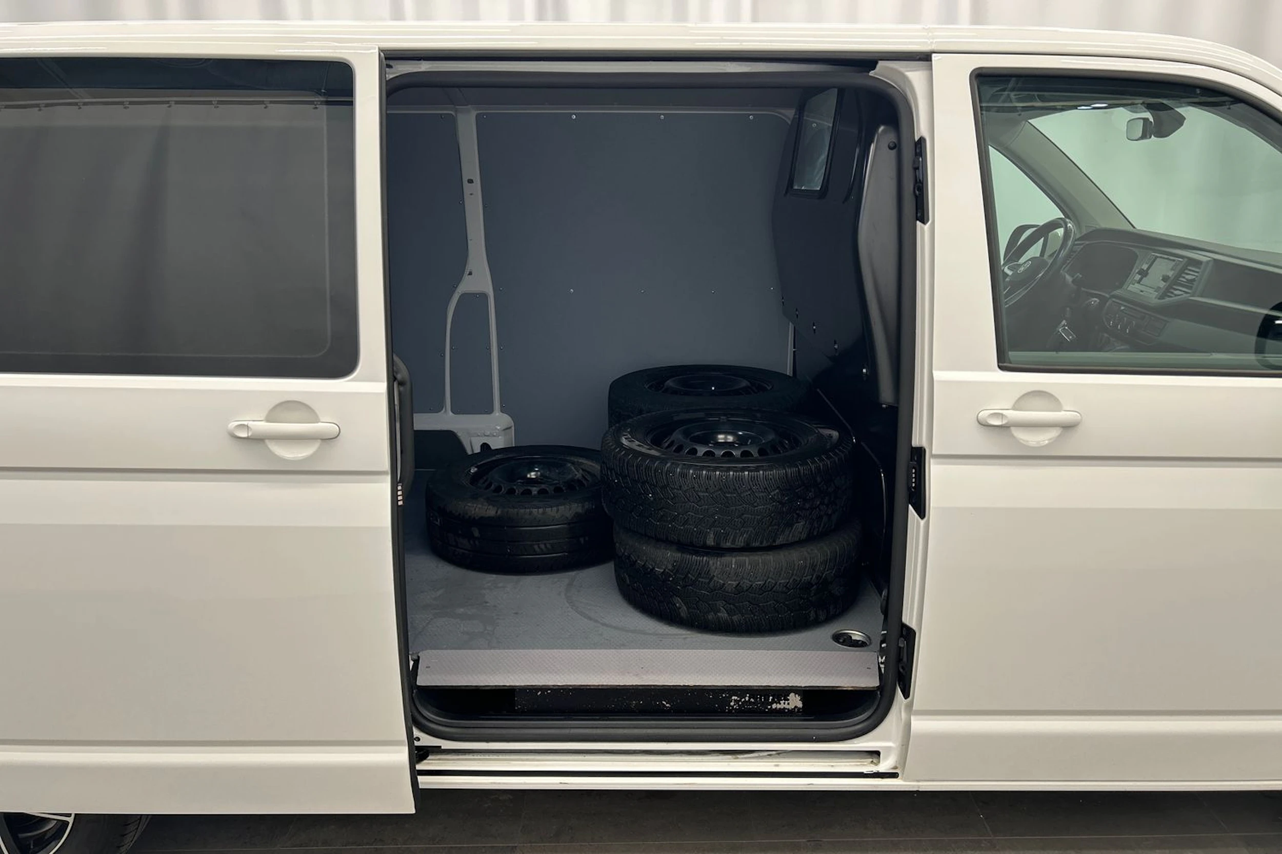 valkoinen Volkswagen Transporter 2023 kuva 19.