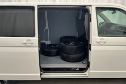 valkoinen Volkswagen Transporter 2023 kuva 19.