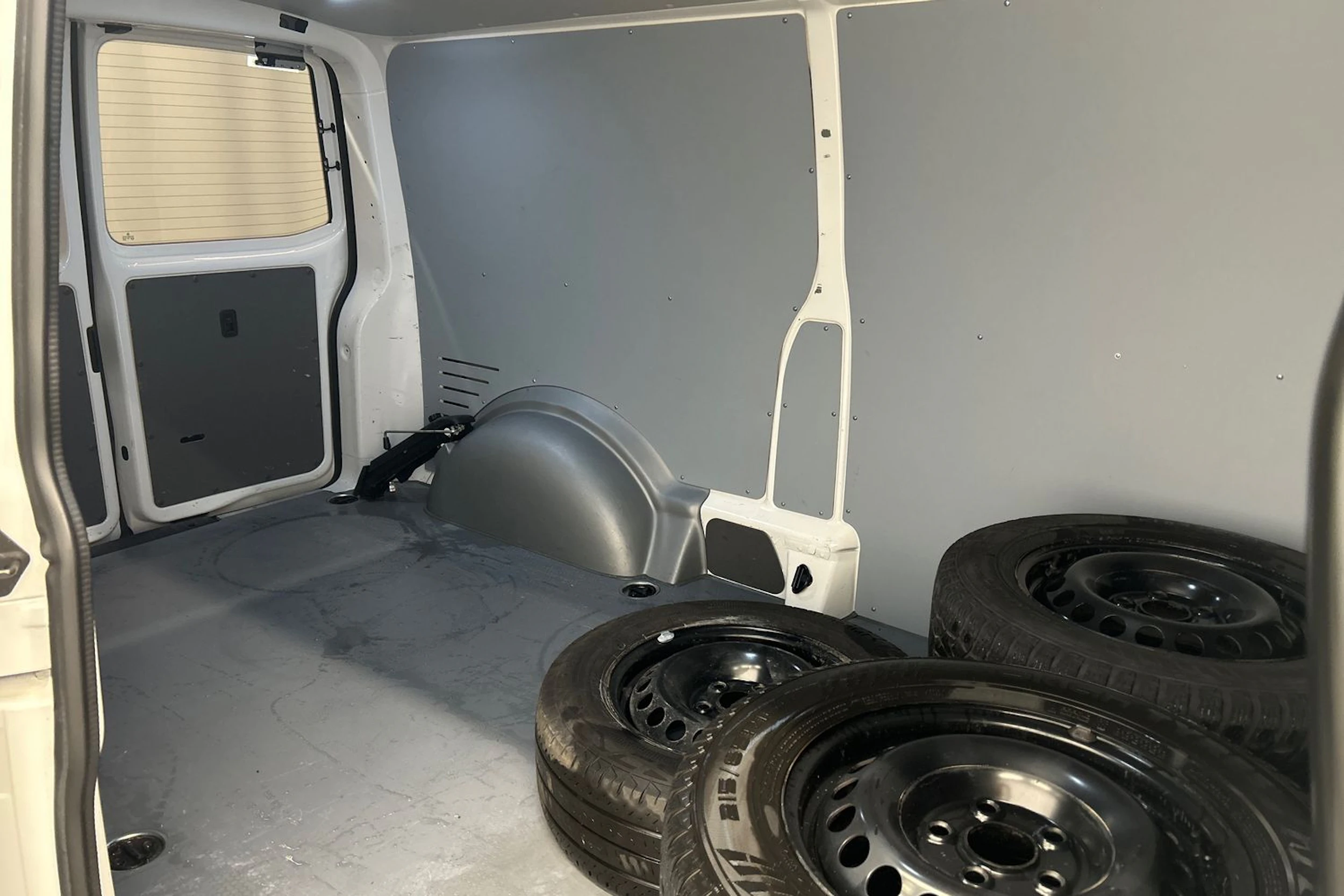 valkoinen Volkswagen Transporter 2023 kuva 20.