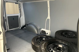 valkoinen Volkswagen Transporter 2023 kuva 20.