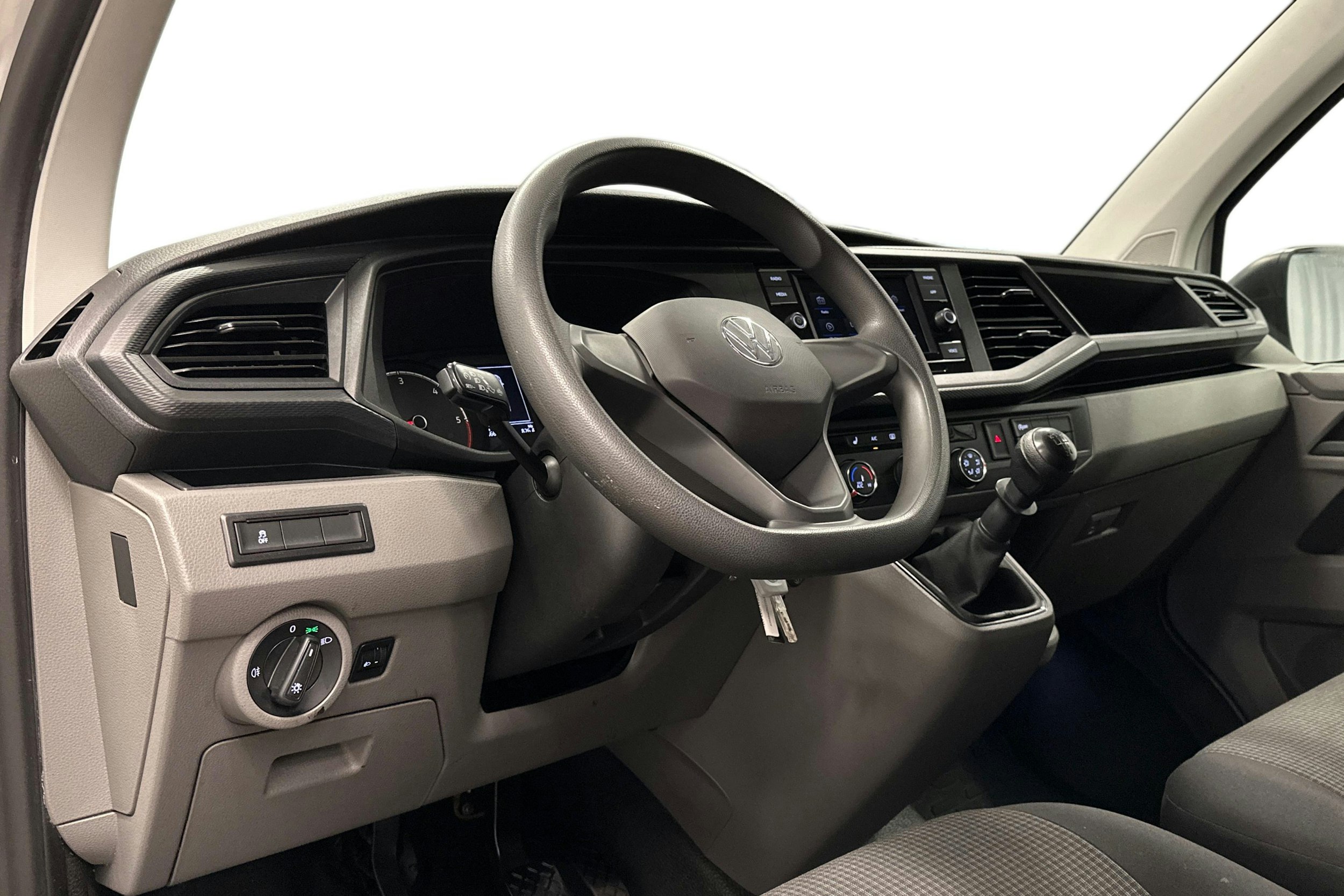 valkoinen Volkswagen Transporter 2023 kuva 6.