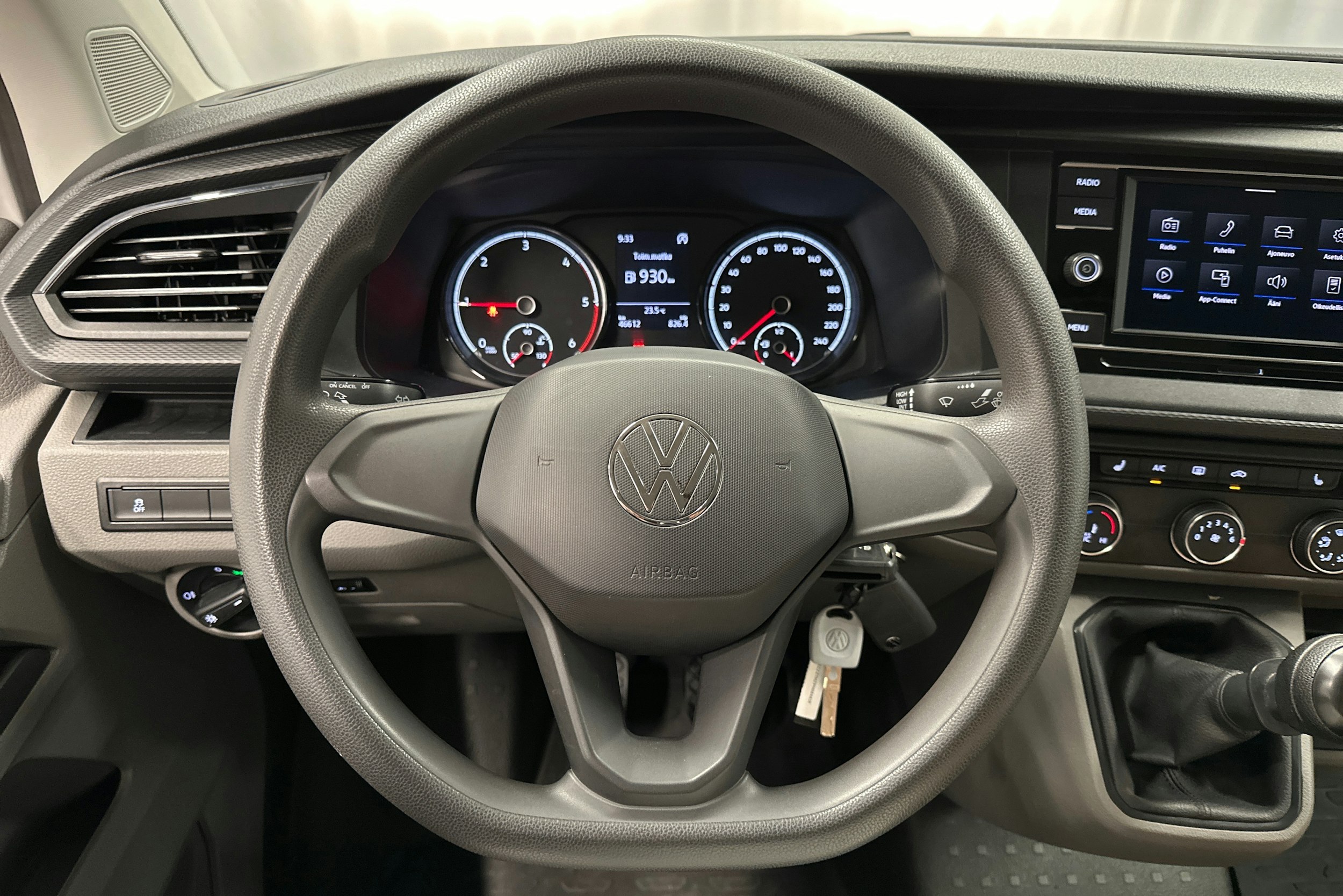 valkoinen Volkswagen Transporter 2023 kuva 11.