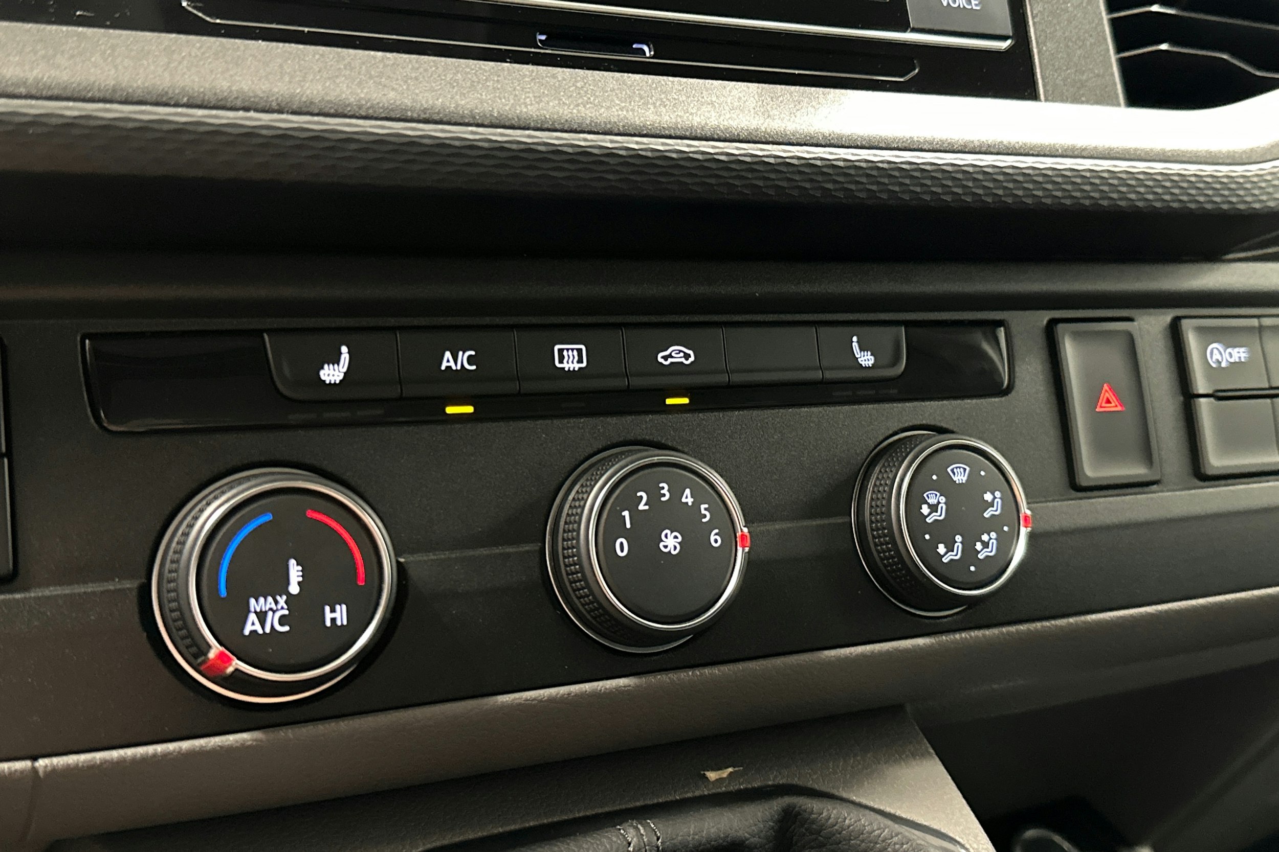 valkoinen Volkswagen Transporter 2023 kuva 14.