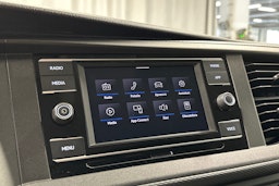 valkoinen Volkswagen Transporter 2023 kuva 15.
