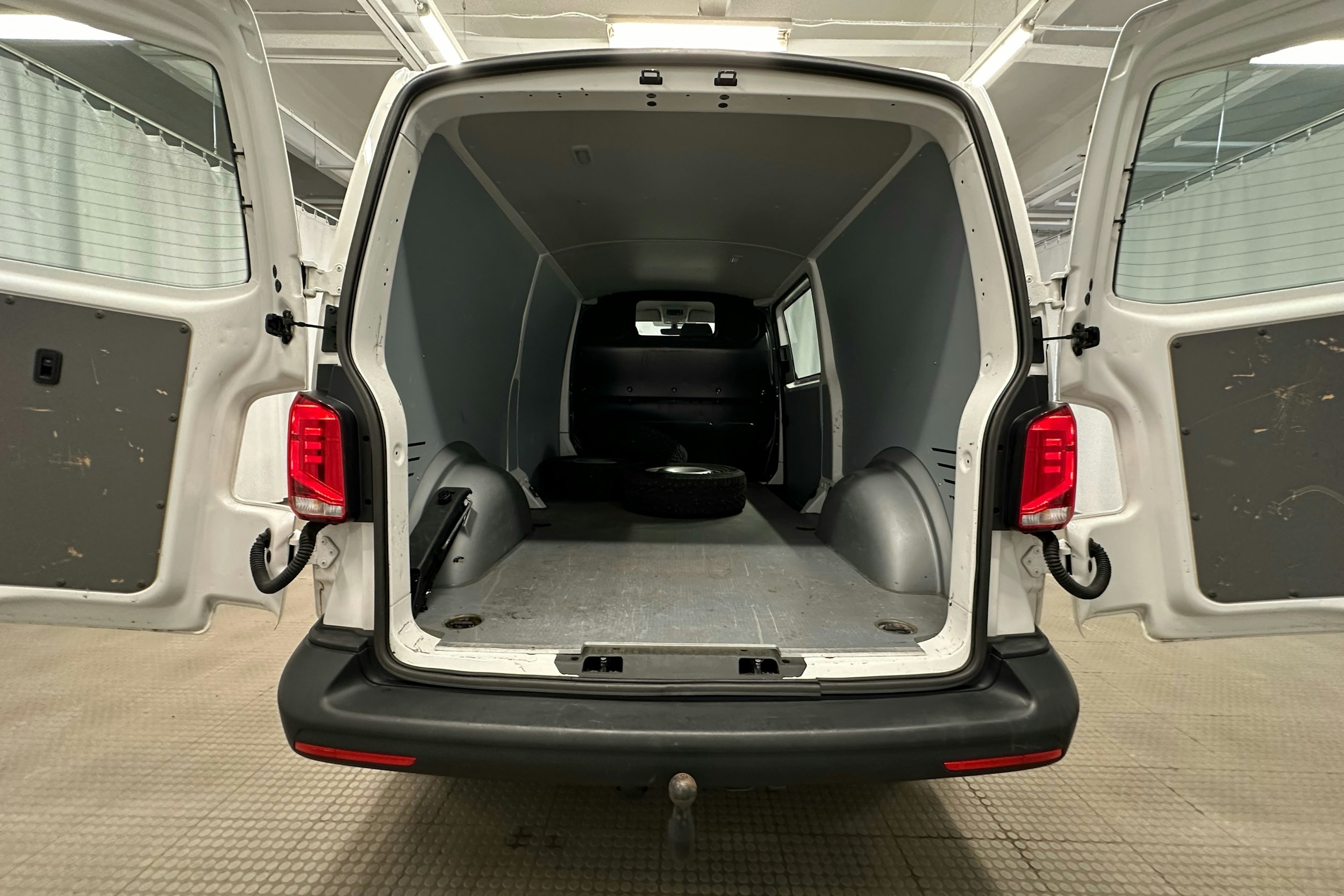 valkoinen Volkswagen Transporter 2023 kuva 18.