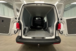 valkoinen Volkswagen Transporter 2023 kuva 18.