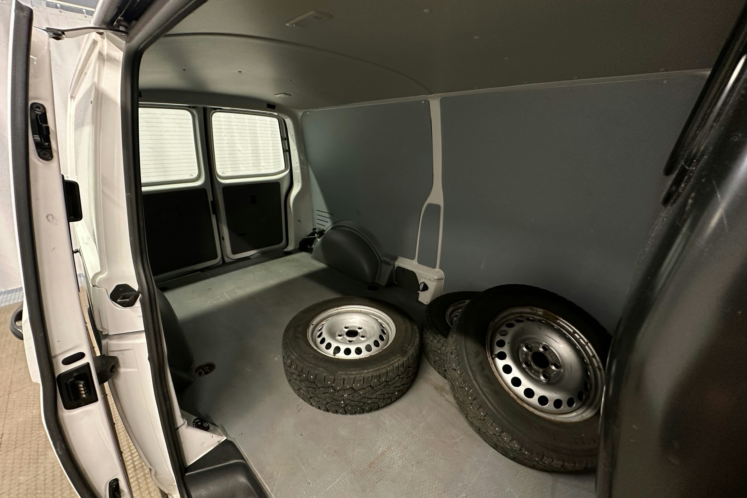 valkoinen Volkswagen Transporter 2023 kuva 19.