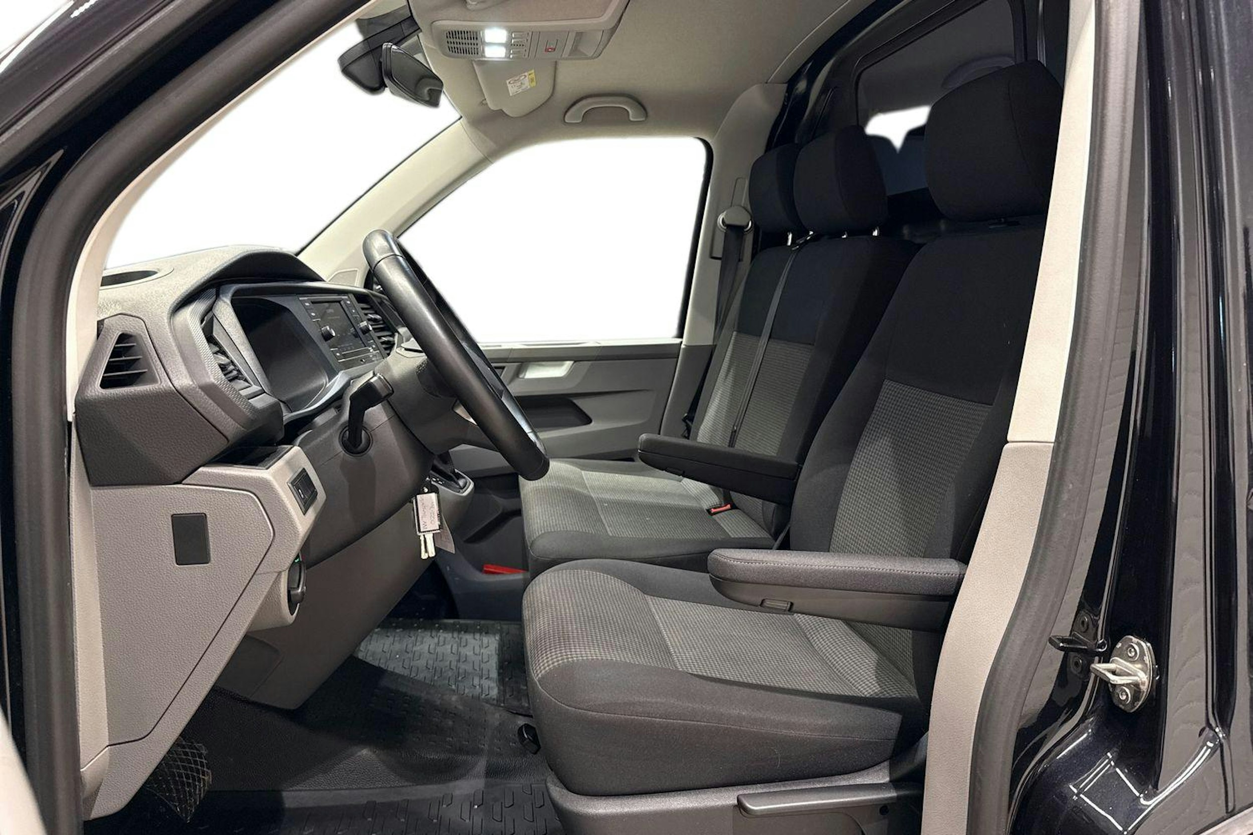 Musta Volkswagen TRANSPORTER 2023 kuva 11.