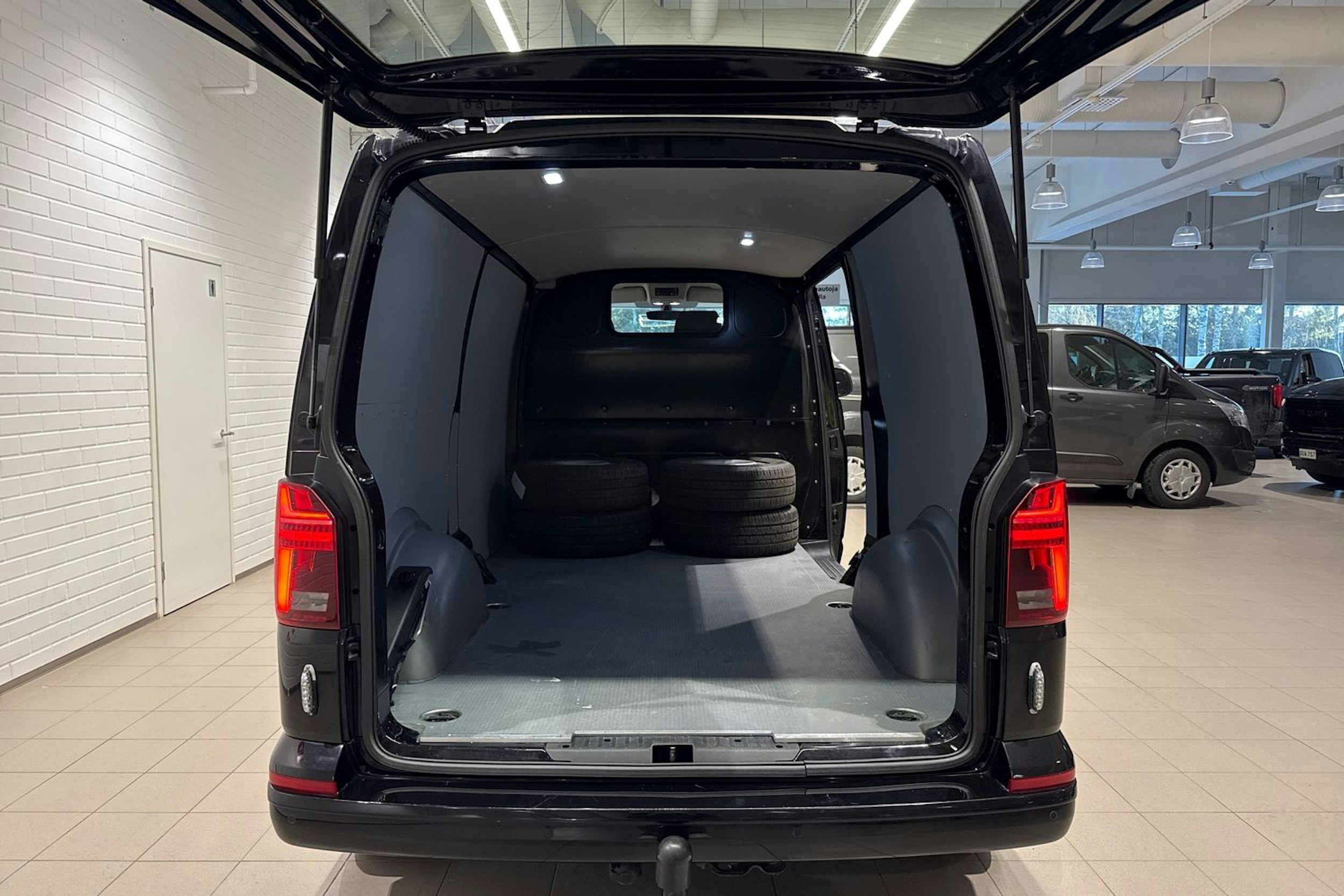Musta Volkswagen TRANSPORTER 2023 kuva 13.