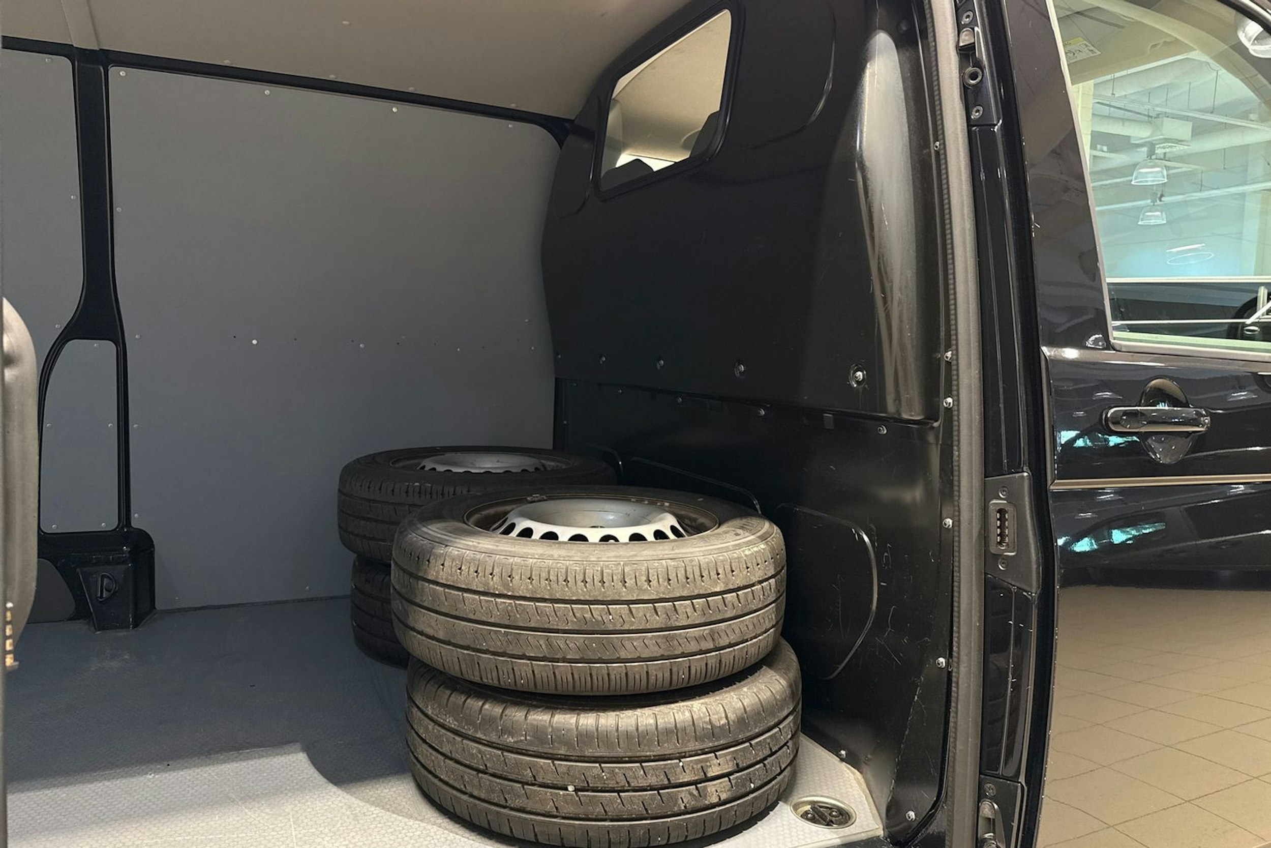 Musta Volkswagen TRANSPORTER 2023 kuva 15.