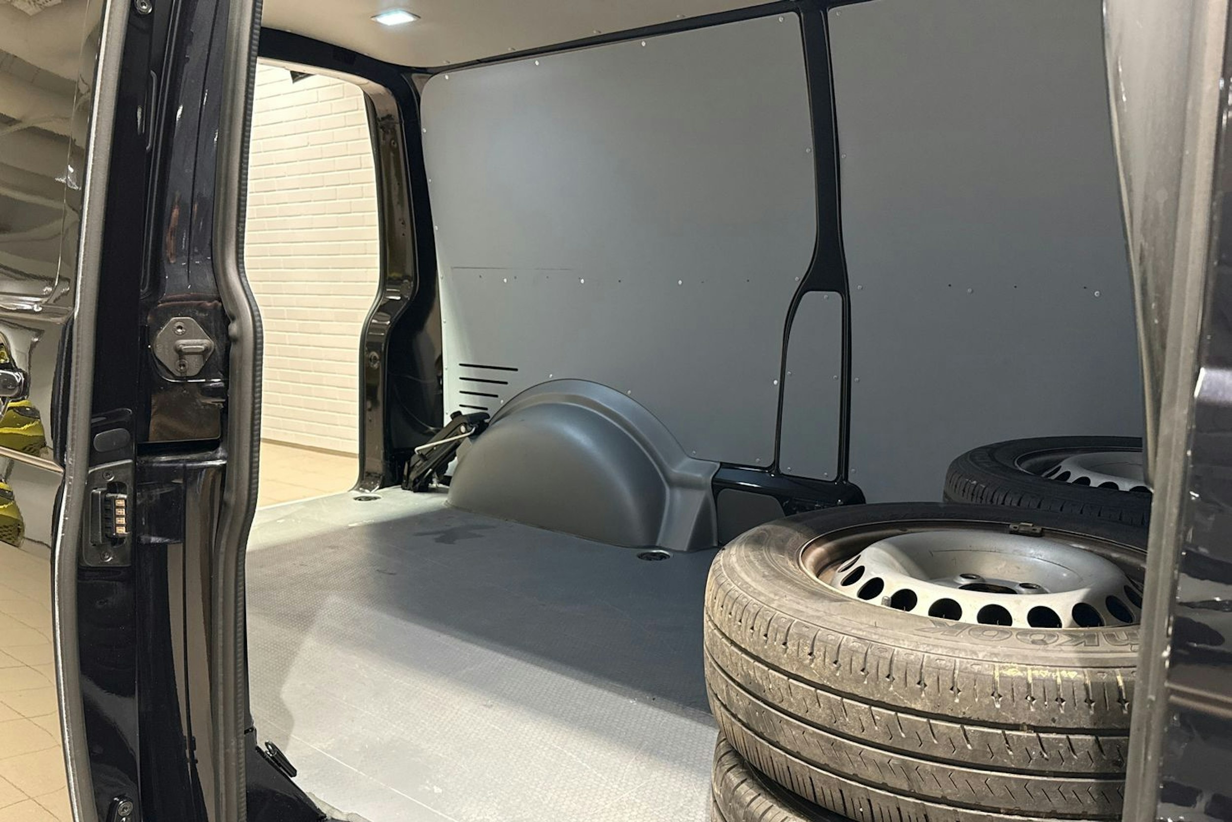 Musta Volkswagen TRANSPORTER 2023 kuva 16.