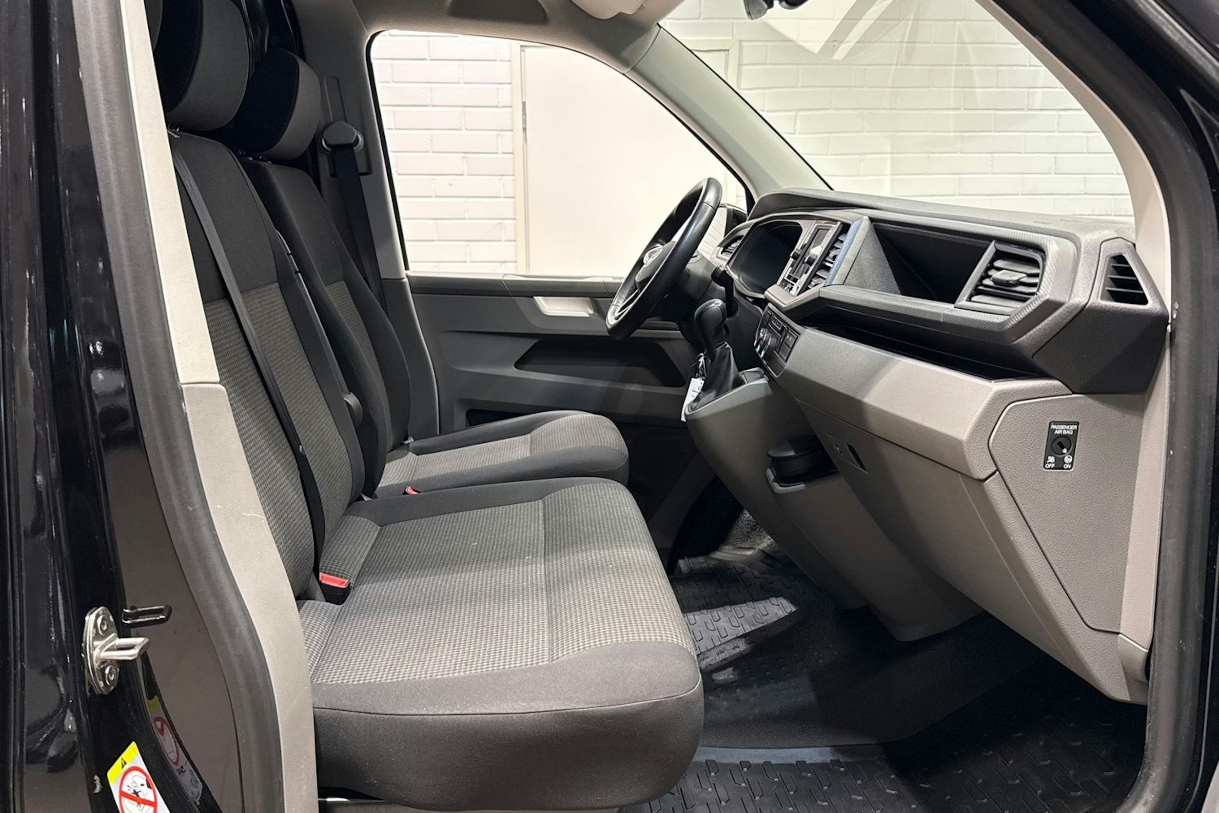 Musta Volkswagen TRANSPORTER 2023 kuva 17.